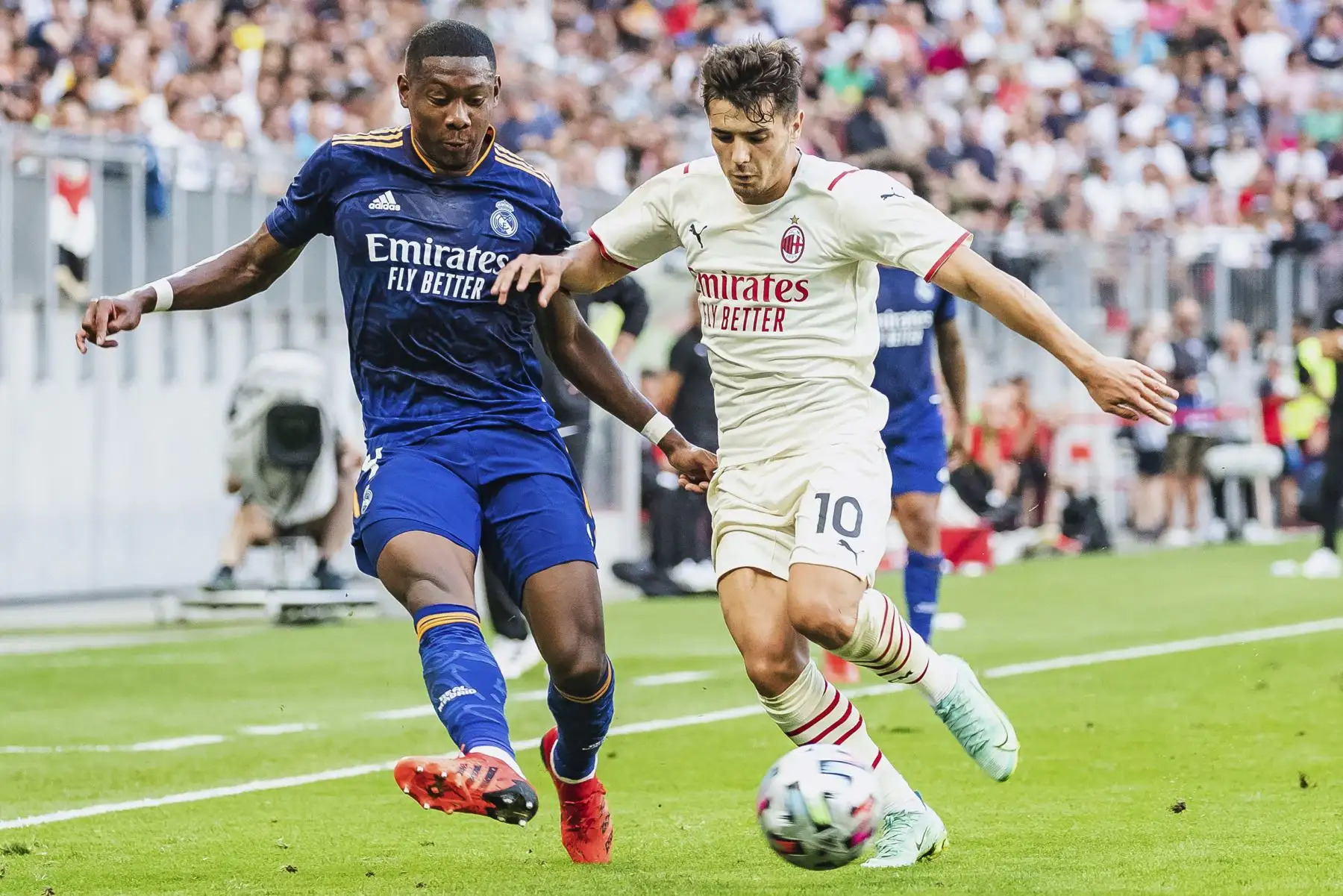 El defensa austriaco del Real Madrid, David Alaba y el mediocampista español del AC Milan, Brahim Diaz, disputan el balón durante el partido amistoso de fútbol, en el Worthersee-Stadion de Klagenfurt, Austria. Foto: AFP