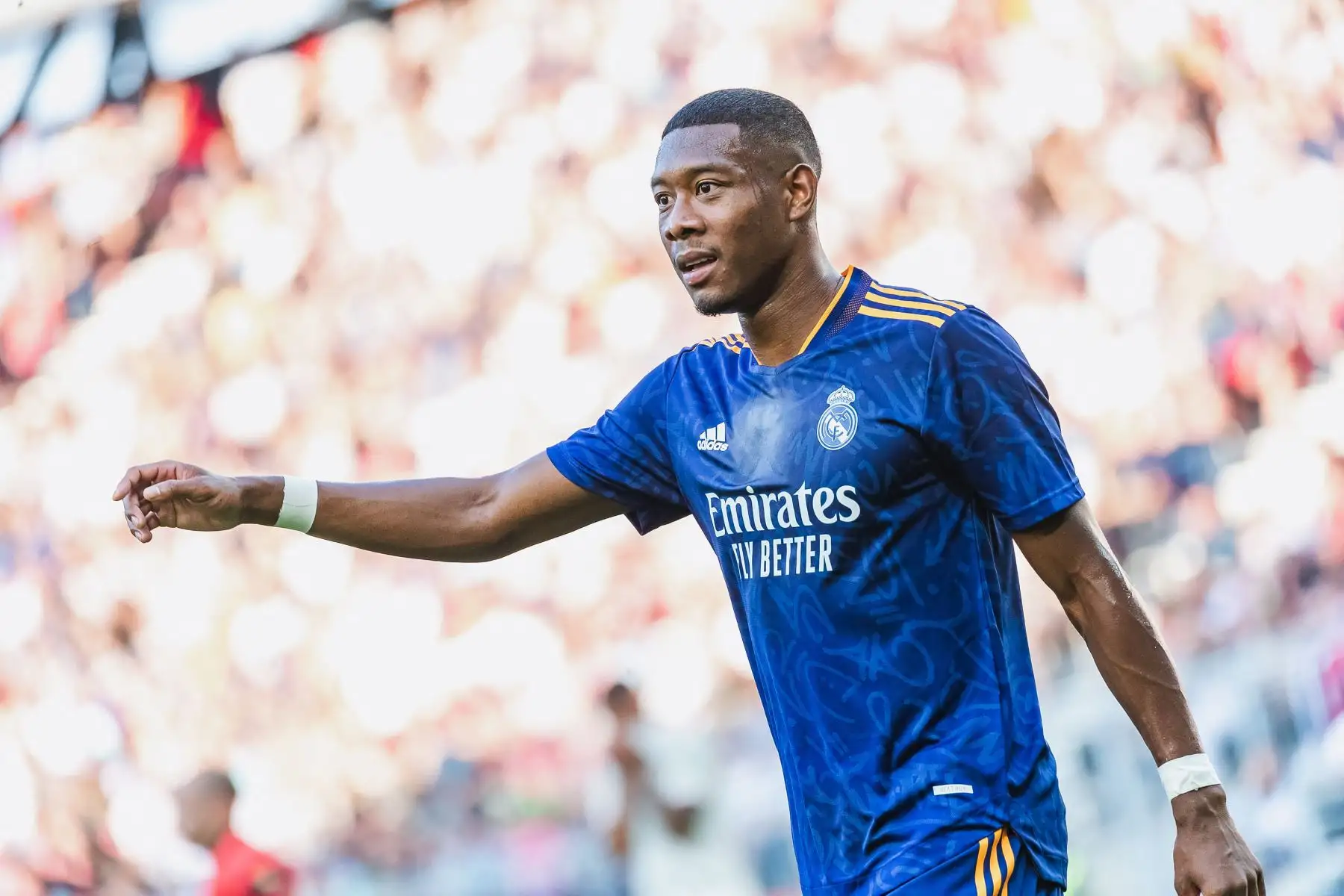 El defensor austríaco del Real Madrid, David Alaba, hace un gesto durante el partido amistoso ante el AC Milan, en el Worthersee-Stadion, en Klagenfurt, Austria. Foto: AFP