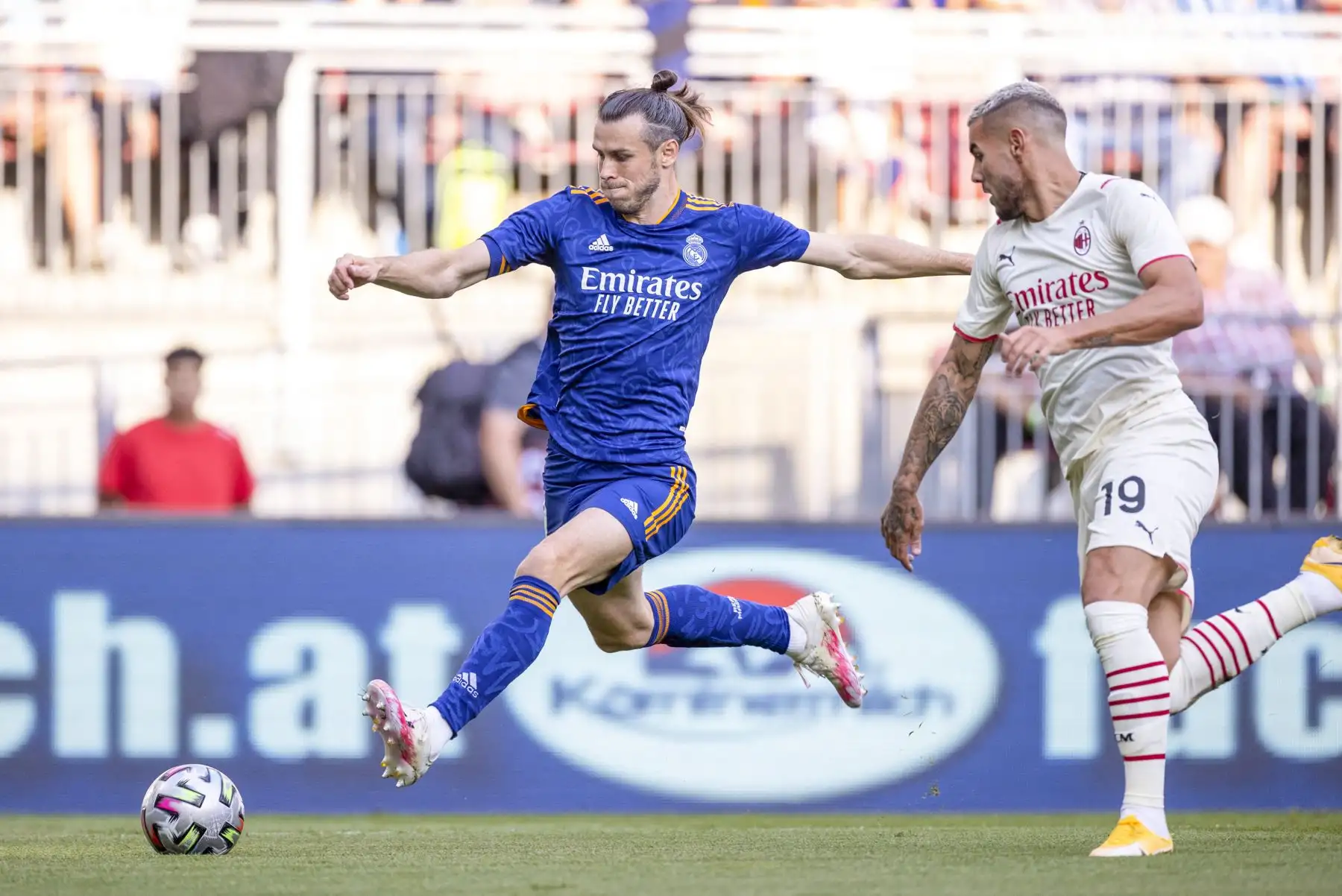 El delantero galés del Real Madrid Gareth Bale y el defensor francés del AC Milan, Theo Hernandez, disputan el balón durante el partido amistoso, en el Worthersee-Stadion de Klagenfurt, Austria. Foto: AFP