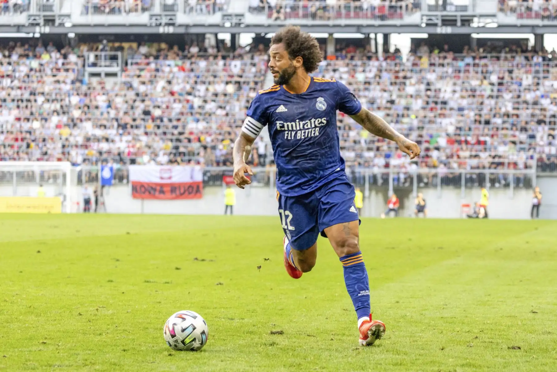 El defensor brasileño del Real Madrid, Marcelo, controla el balón durante el partido amistoso ante ell AC Milan, en el Worthersee-Stadion de Klagenfurt, Austria. Foto: AFP