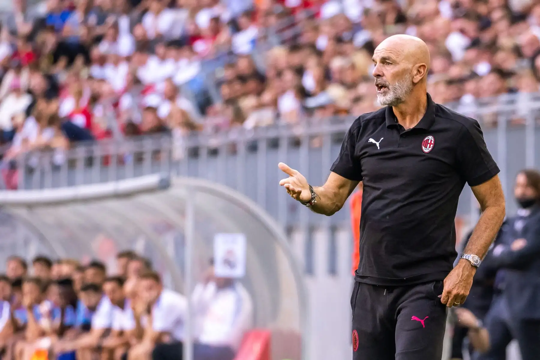 El técnico italiano del AC Milan Stefano Pioli reacciona desde el banquillo durante el partido amistoso ante Real Madrid, en el Worthersee-Stadion de Klagenfurt, Austria. Foto: AFP