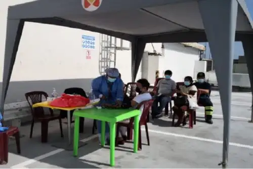 Las personas de 55 años a más también podrán recibir la segunda vacuna en el centro comercial hasta setiembre próximo.