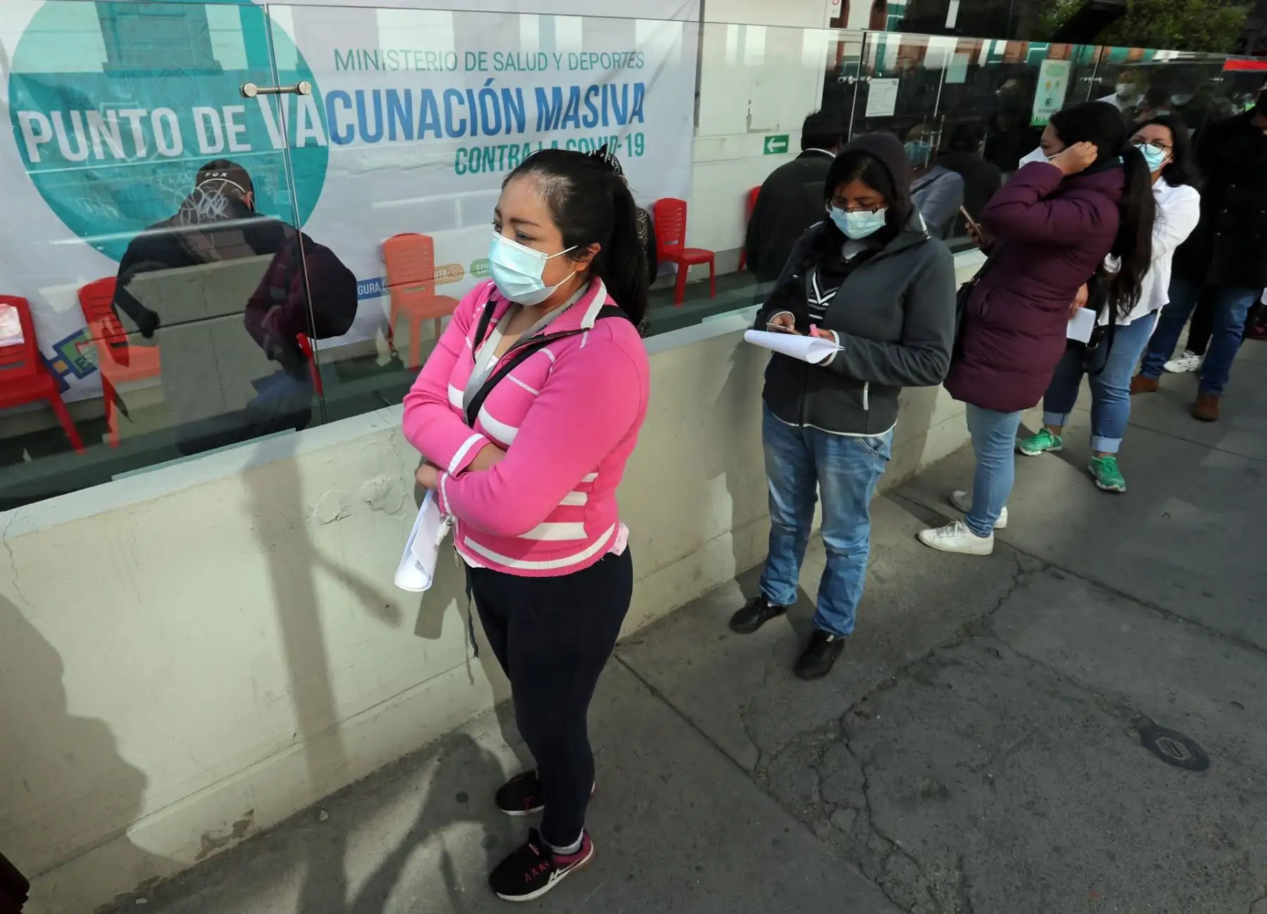 Bolivia sigue en alza con sus contagiados a causa de la covid-19 y se alista para la segunda dosis.