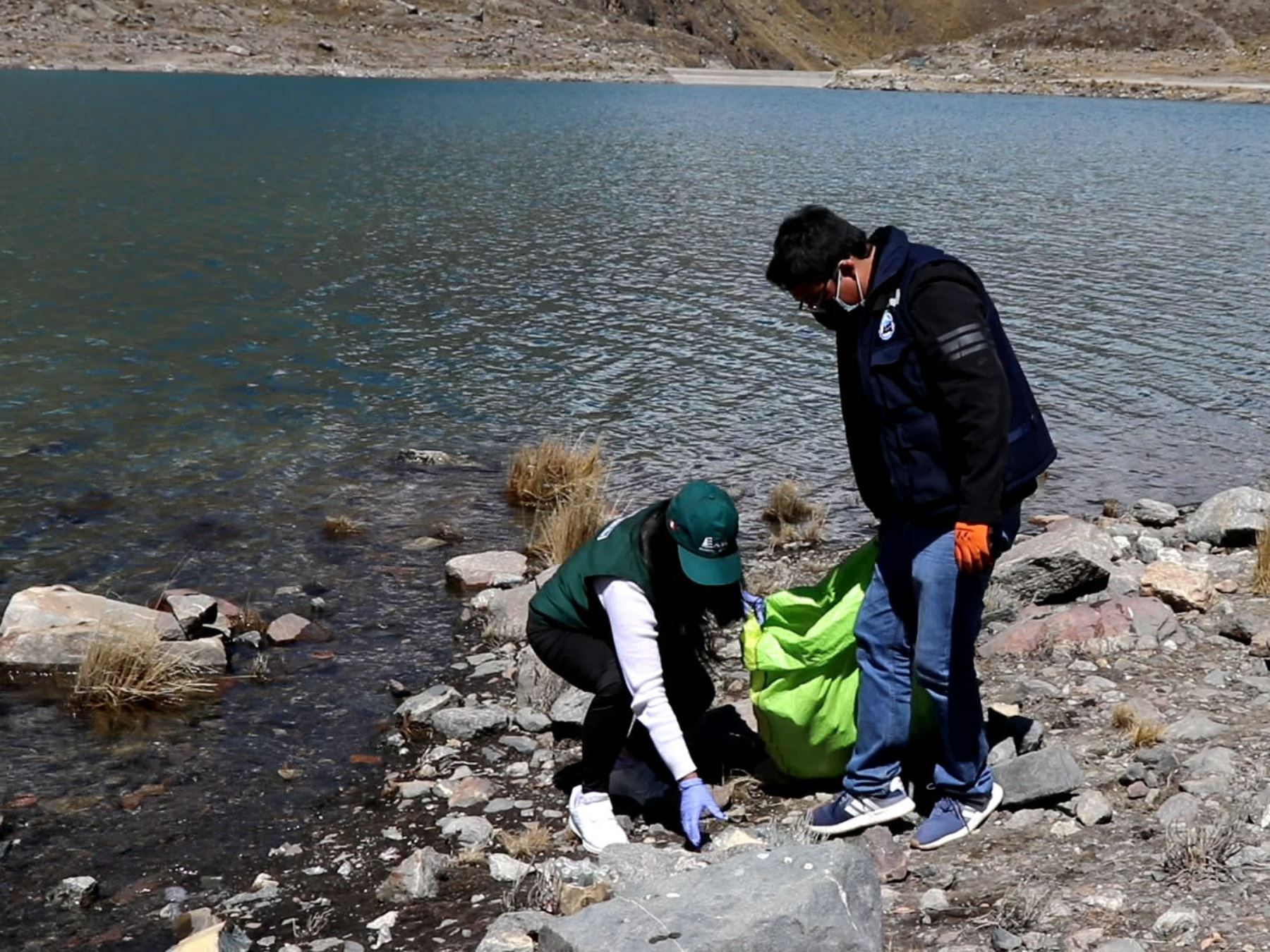 Voluntarios recogen tres toneladas de residuos sólidos durante jornada de limpieza en nevado Huaytapallana, ubicado en la provincia de Huancayo, región Junín.
