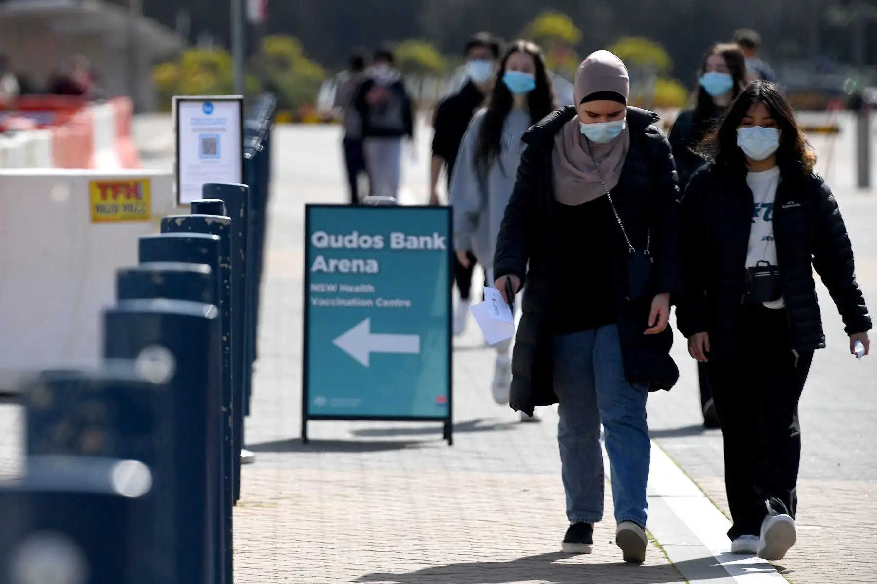 Los estudiantes que usan mascarillas esperan en una fila para recibir su primera dosis de la vacuna Pfizer contra la covid-19 en Sydney, Australia.
Foto: AFP