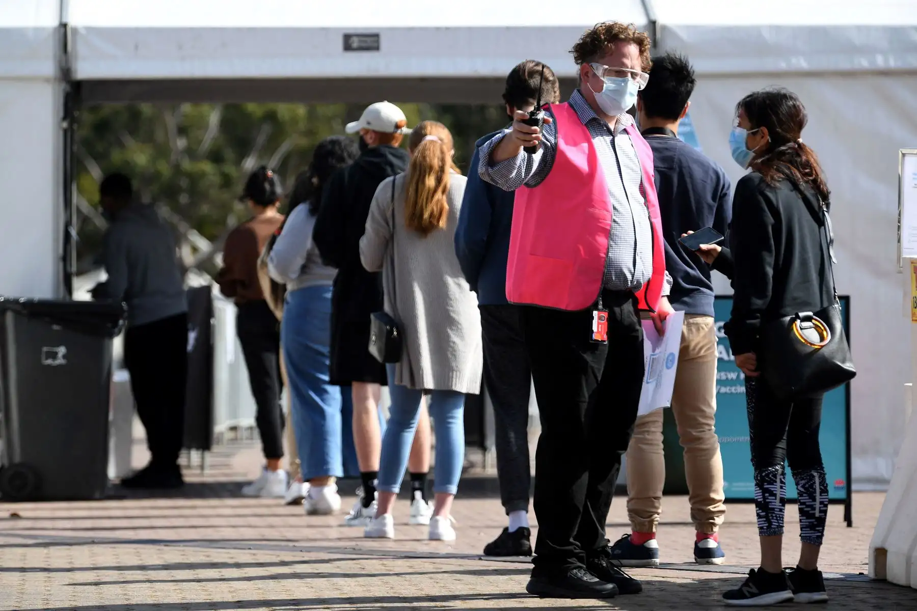 Los estudiantes que usan mascarillas esperan en una fila para recibir su primera dosis de la vacuna Pfizer contra la covid-19 en Sydney, Australia.
Foto: AFP