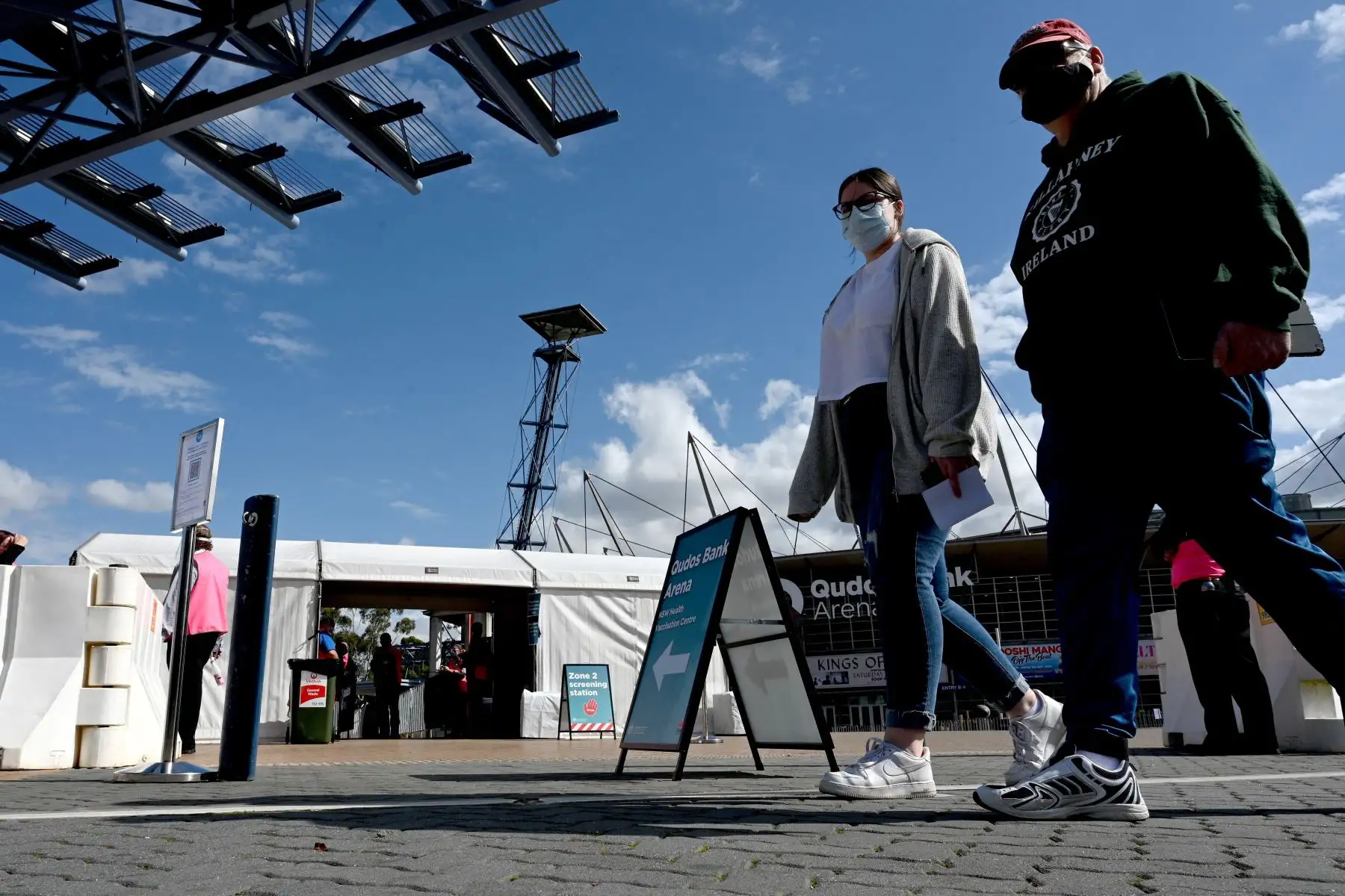 Los estudiantes acompañados por sus padres llegan para recibir su primera dosis de la vacuna Pfizer contra la covid-19 en Sydney, Australia. 
Foto:  AFP