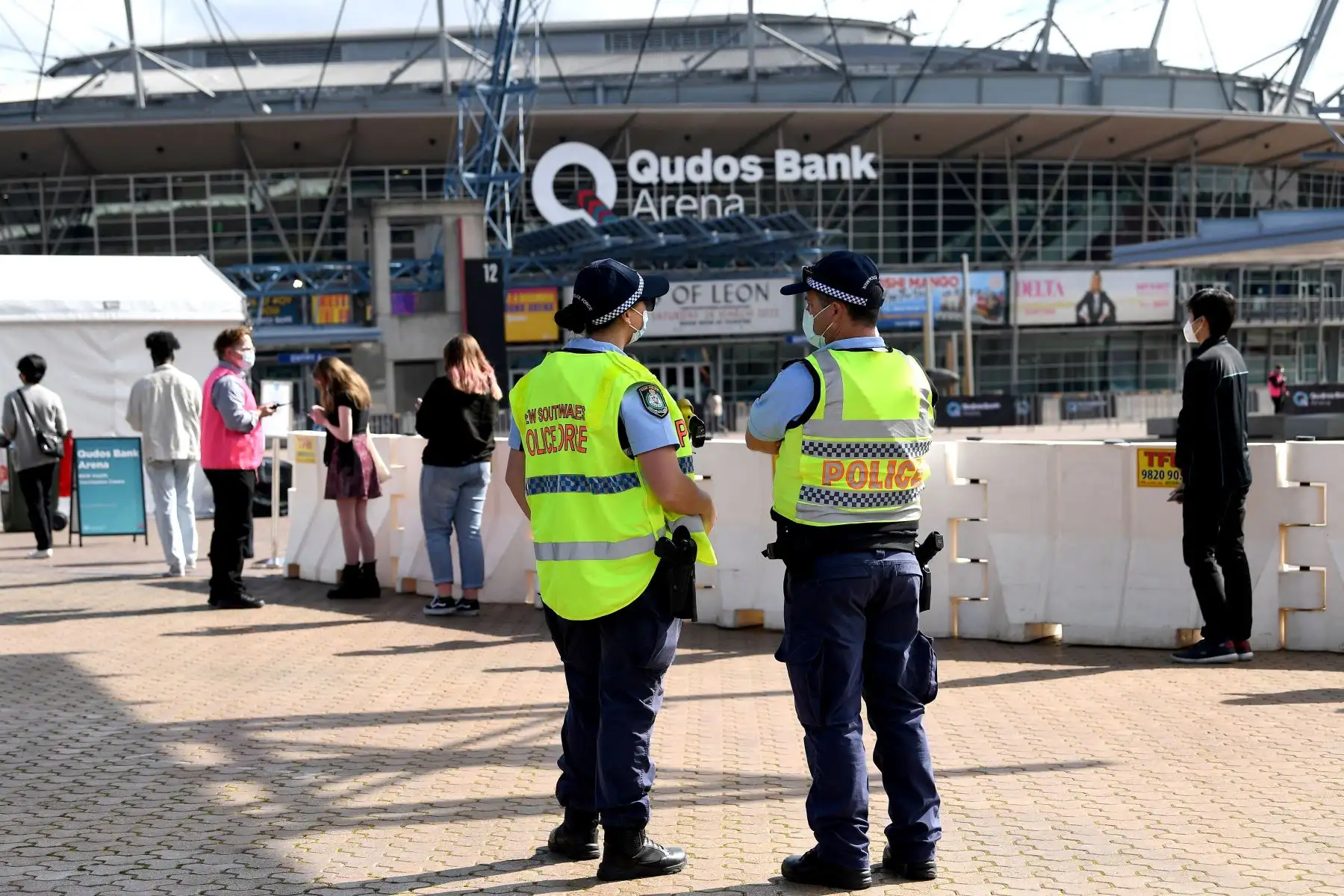 Los agentes de policía vigilan el exterior de un centro de vacunación donde los estudiantes de 12 años recibirán su primera dosis de la vacuna Pfizer contra la covid-19 en Sydney.
Foto: AFP