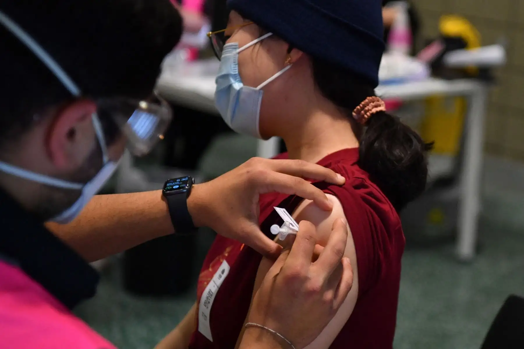 Una estudiante recibe su primera dosis de la vacuna Pfizer contra la  covid-19 en Sydney, Australia.
Foto: AFP
