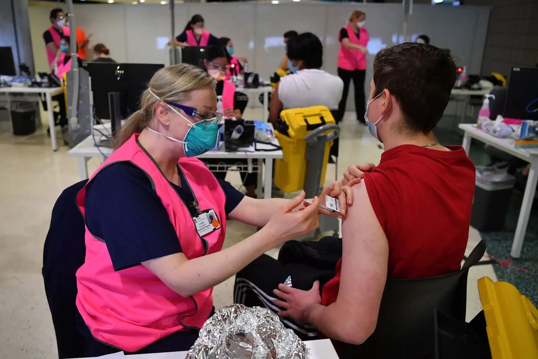 Una estudiante recibe su primera dosis de la vacuna Pfizer contra la  covid-19 en Sydney, Australia.
Foto: AFP