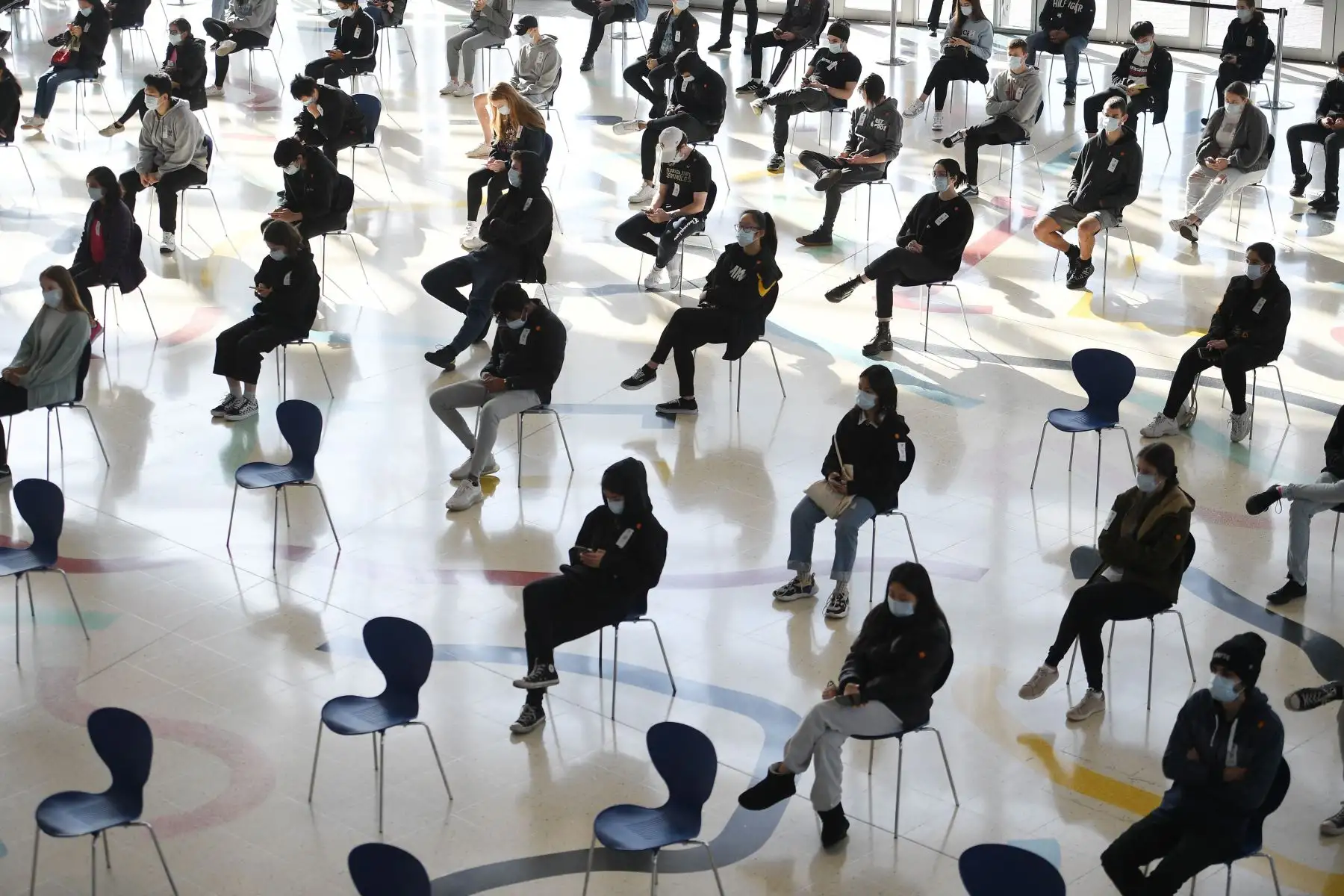 Los estudiantes esperan su turno para recibir su primera dosis de la vacuna Pfizer contra la covid-19 en Sydney.
Foto: AFP