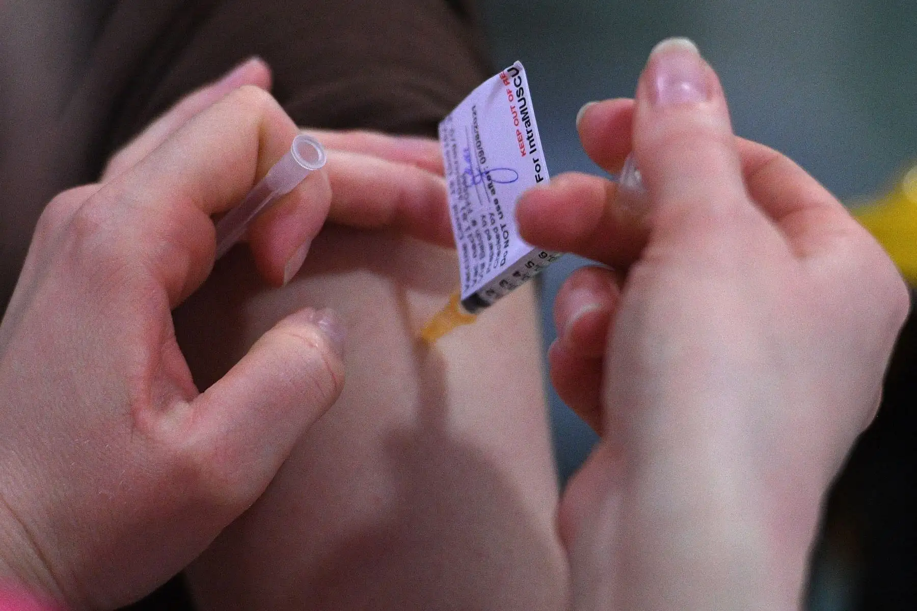 Un estudiante recibe la primera dosis de la vacuna Pfizer contra la covid-19 en Sydney.
Foto: AFP