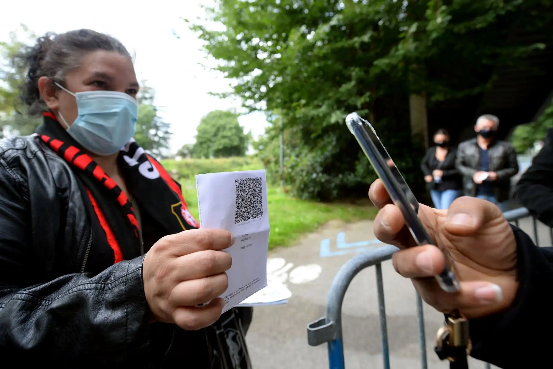 Un miembro del personal muestra un código QR del pase de salud contra la covid-19 antes del inicio del partido de fútbol francés L1 entre el Stade Rennais Football Club y el RC Lens en el estadio The Roazhon Park en  Francia.
Foto: AFP