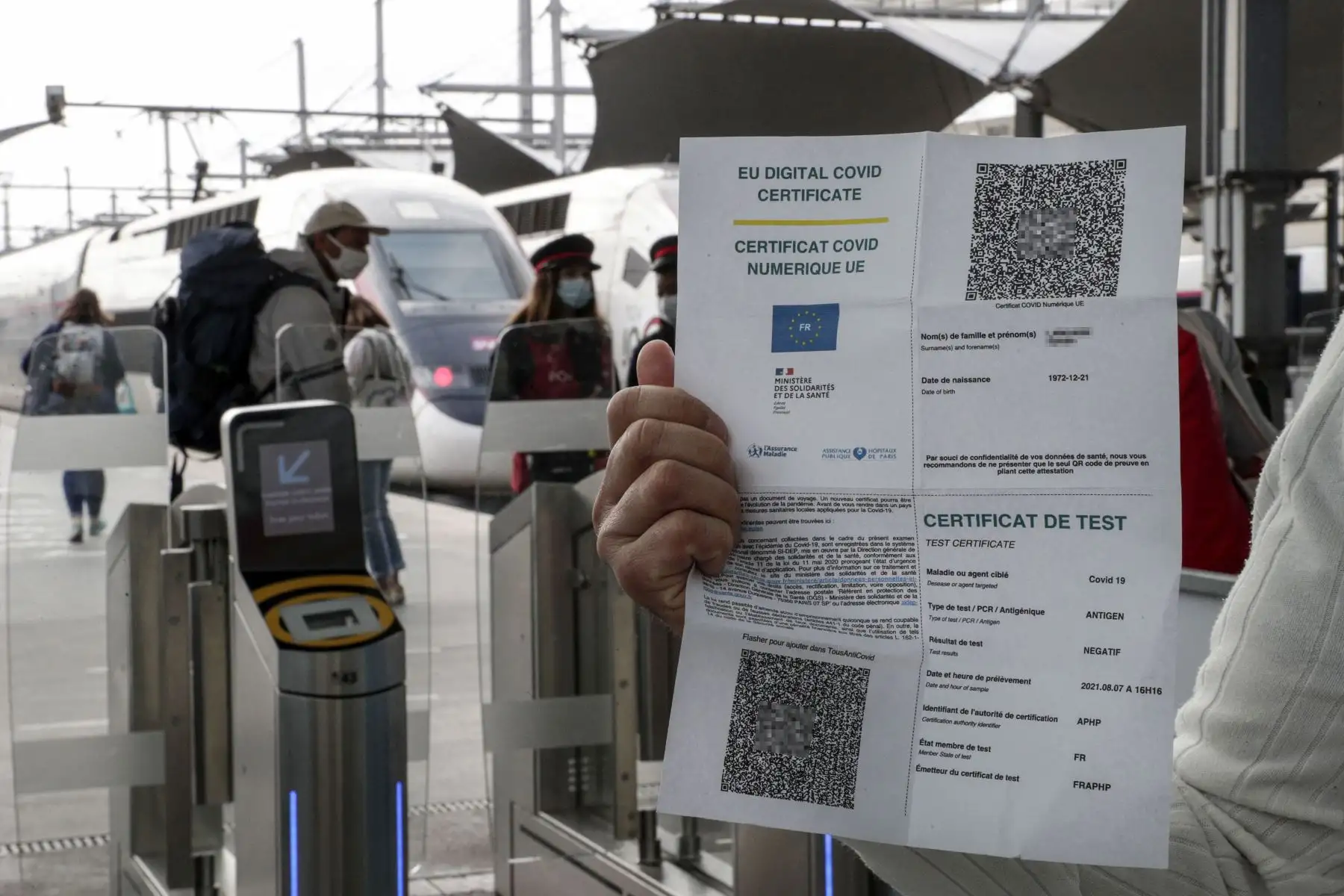 Un pasajero muestra su prueba antigénica negativa para la salud contra la covid-19 en la estación de tren de Lyon en París. El pase de salud es obligatorio para acceder a la mayoría de los espacios públicos o para viajar en un tren interurbano.
Foto: AFP