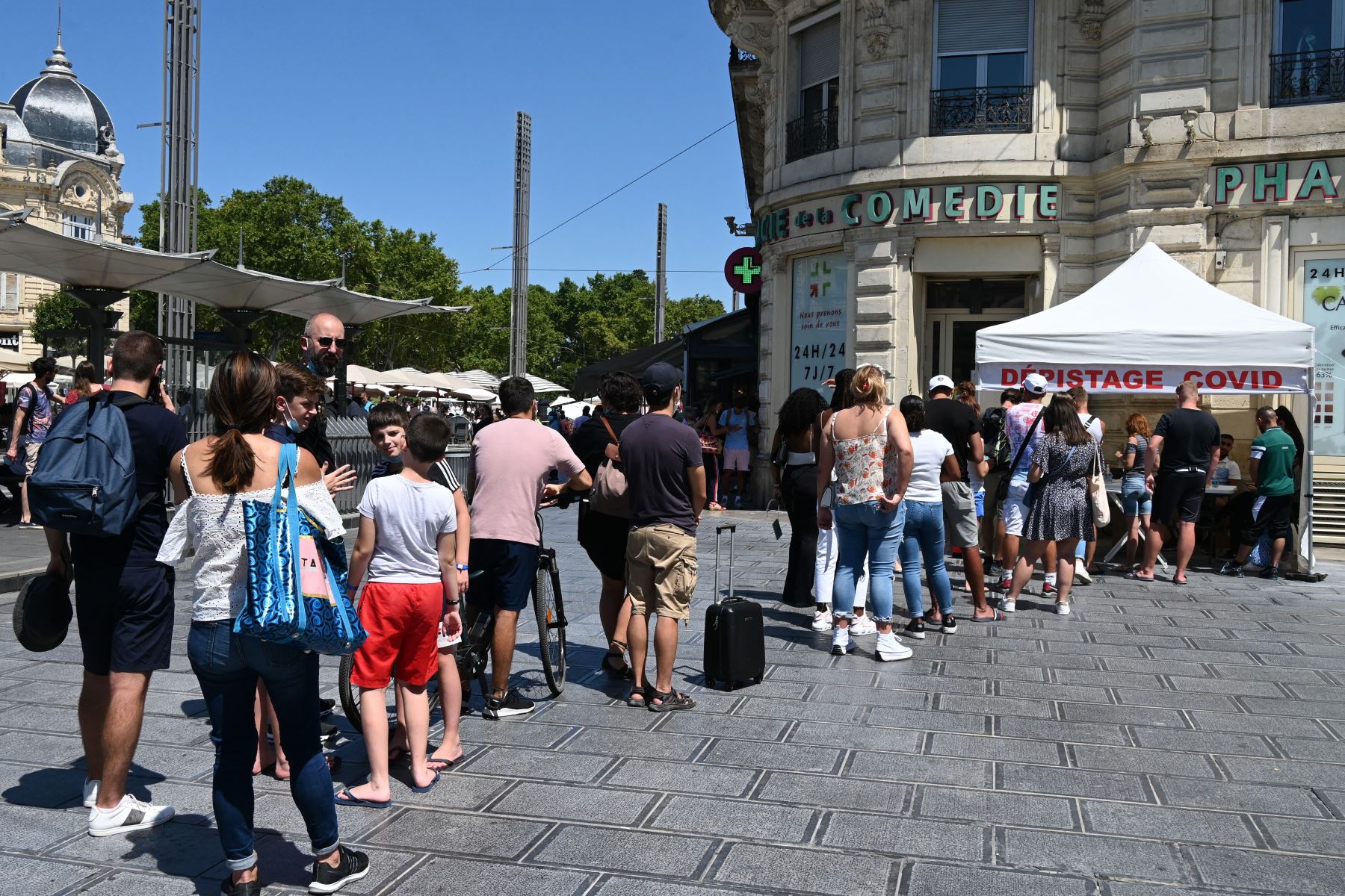Las personas hacen fila para hacerse la prueba en un sitio de detección de covid-19 frente a una farmacia  en Montpellier, en el sur de Francia.
Foto: AFP