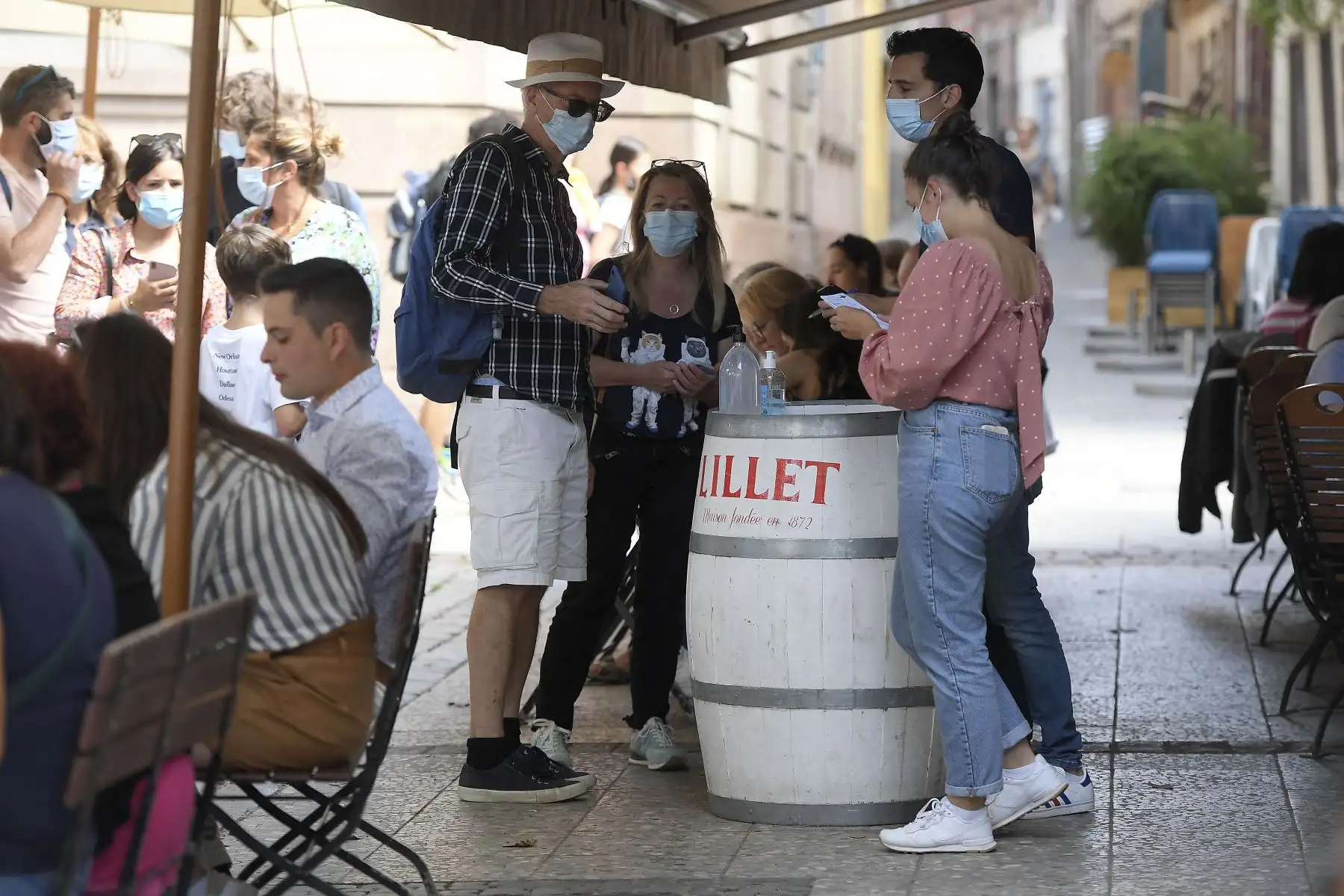 Un camarero revisa el pase de salud contra la covid-19 de un cliente en un teléfono móvil en la entrada de un restaurante en Estrasburgo, este de Francia.
Foto: AFP