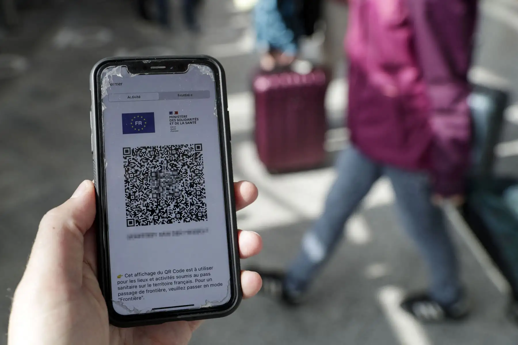 Un pasajero muestra su pase de salud contra la covid-19 en un teléfono móvil en la estación de tren de Lyon en París.
Foto: AFP