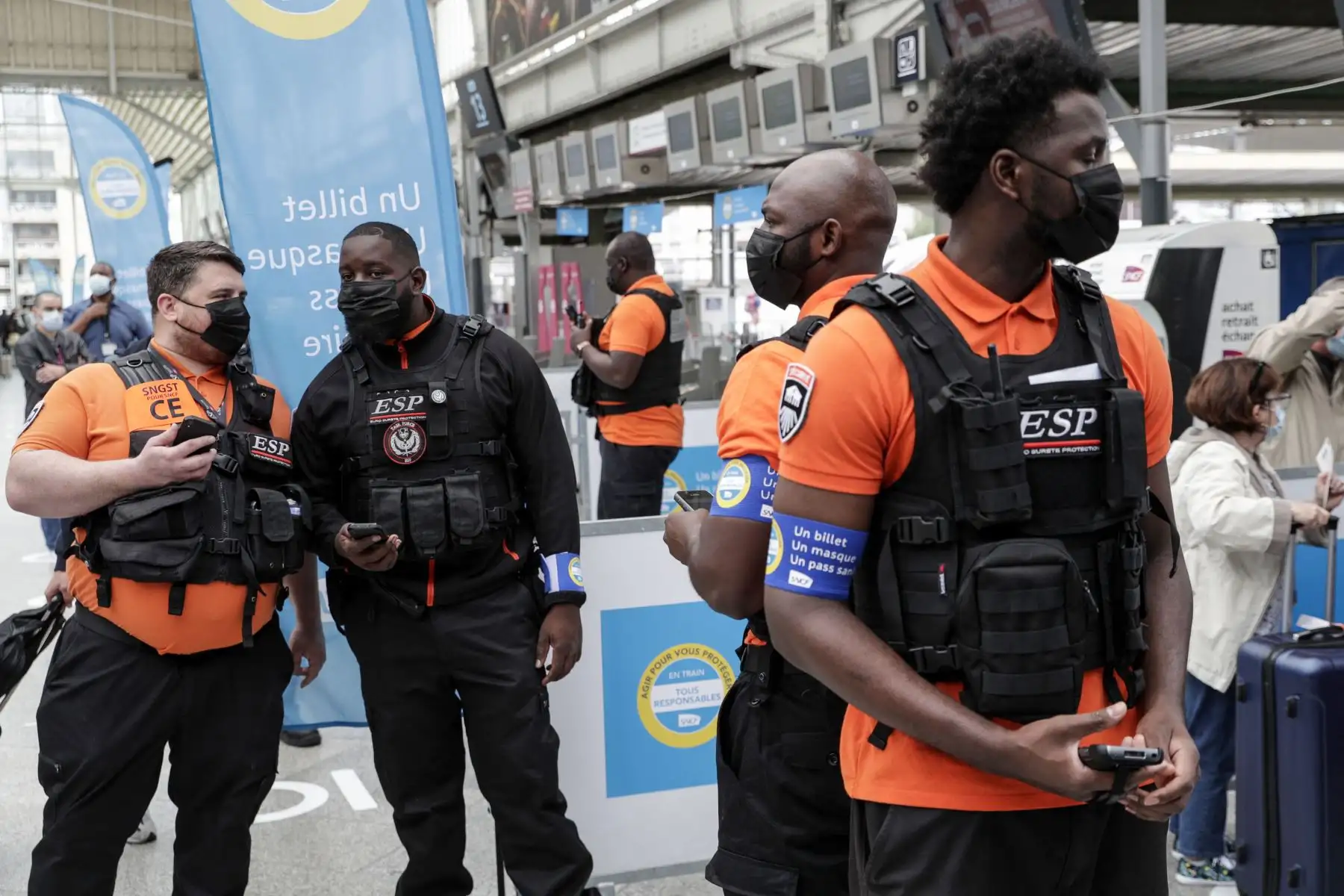 Los miembros del personal verifican el pase de salud contra la covid-19 a pasajeros en la estación de tren de Lyon en París.
Foto: AFP