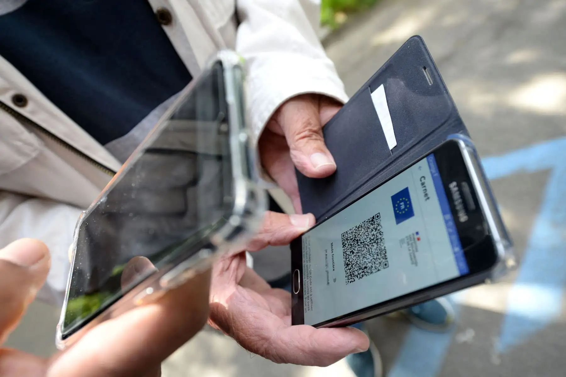 Un miembro del personal muestra un código QR del pase de salud contra la covid-19 a un aficionado antes del inicio del partido de fútbol francés L1 entre el Stade Rennais Football Club y el RC Lens en el estadio The Roazhon Park.
Foto: AFP