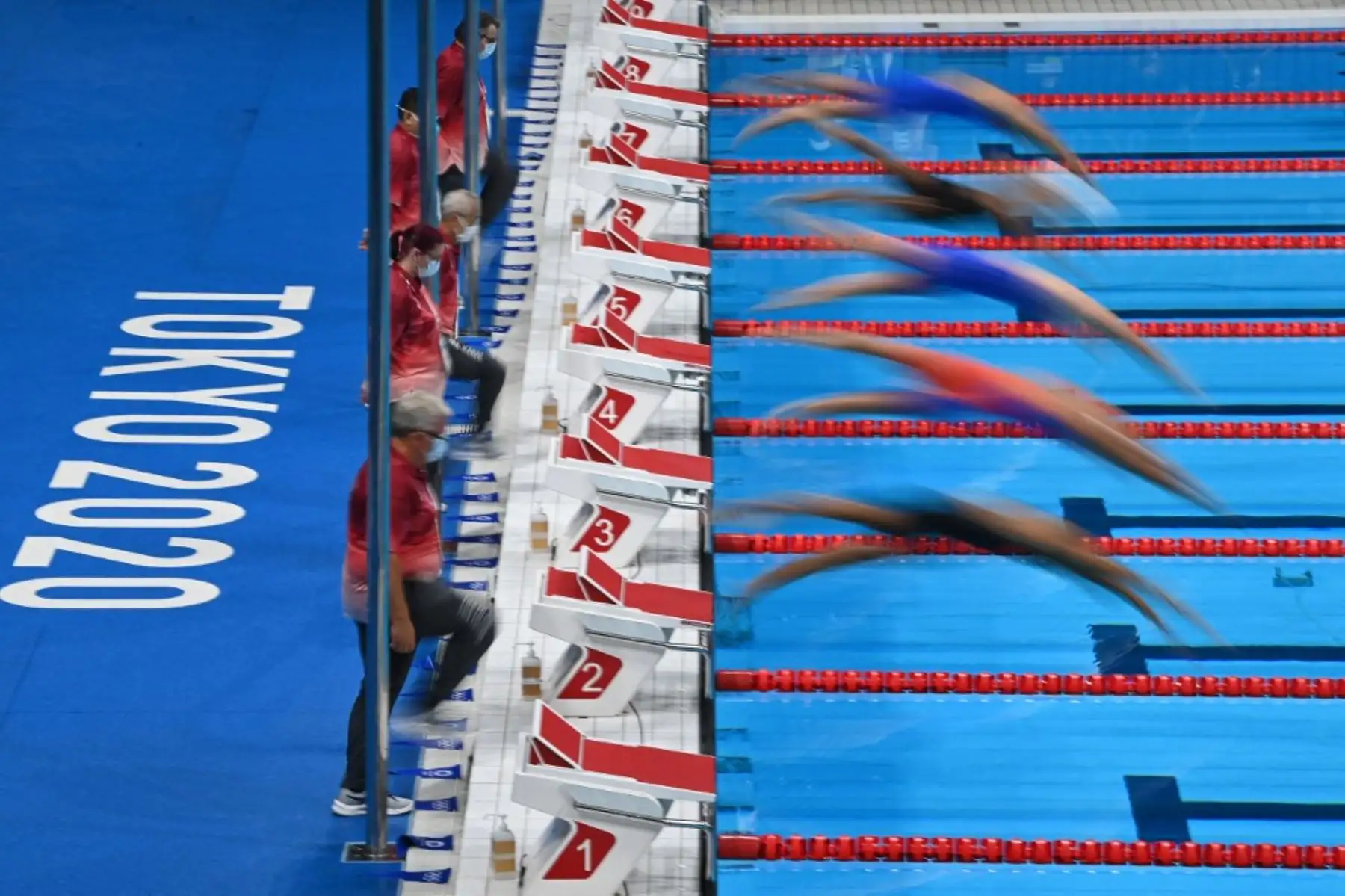 Nadadores inician una eliminatoria de natación estilo libre femenino de 200 metros durante los Juegos Olímpicos de Tokio 2020 en el Centro Acuático de Tokio en Tokio el 26 de julio de 2021. Foto: AFP