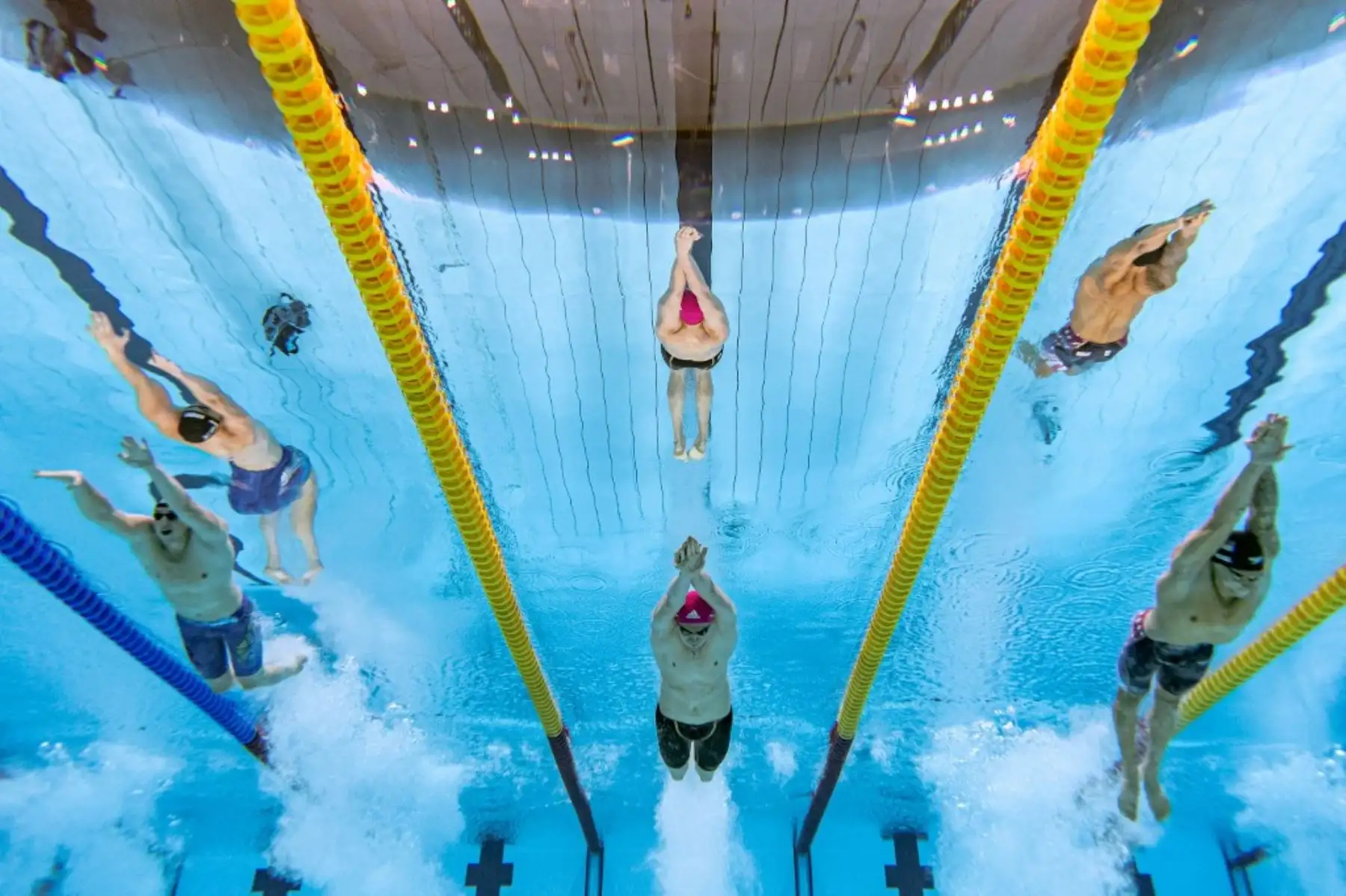 Una vista submarina muestra a Caeleb Dressel de EE. UU., Kliment Kolesnikov de Rusia y Alessandro Miressi de Italia en la final del evento de natación estilo libre masculino de 100 metros durante los Juegos Olímpicos de Tokio 2020 en el Centro Acuático de Tokio en Tokio en julio. 29, 2021. Foto: AFP