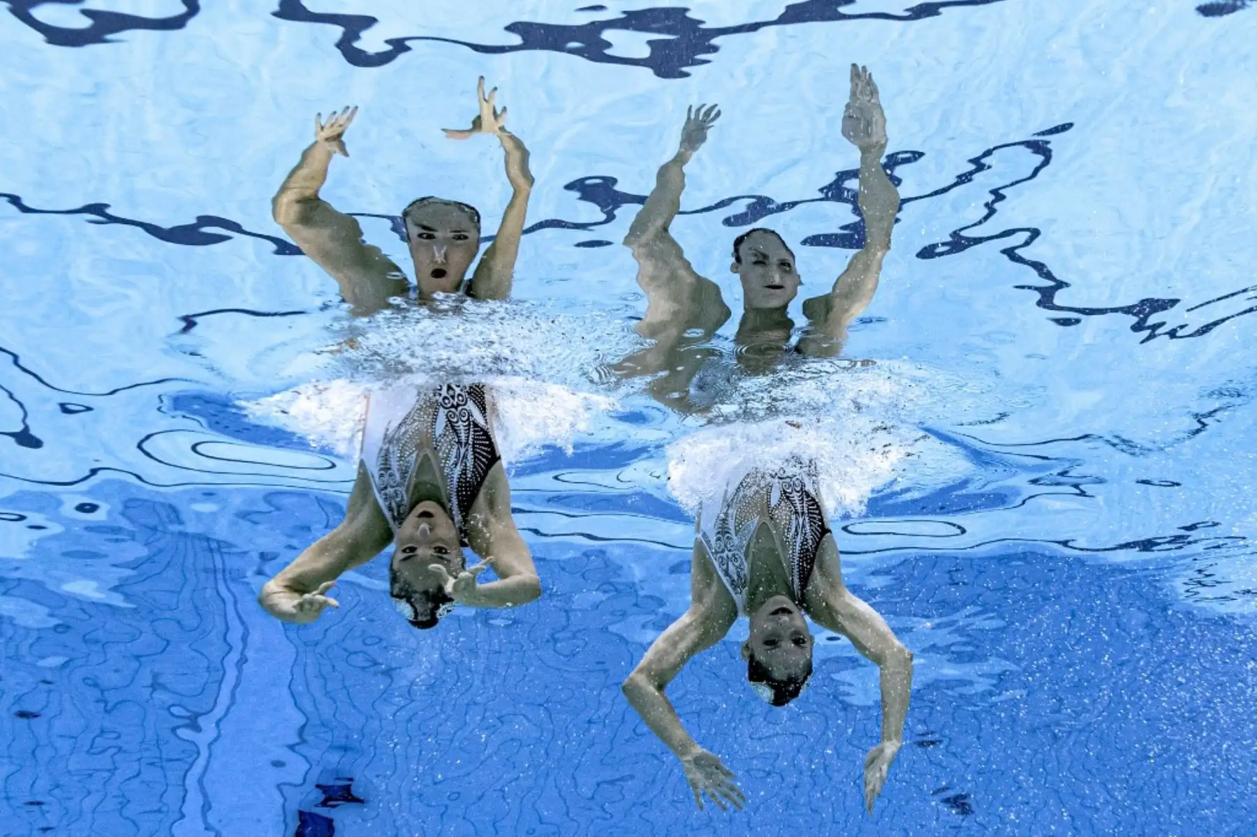 Una vista submarina muestra a la mexicana Nuria Diosdado García y la mexicana Joana Jiménez García compitiendo en la preliminar para el evento de natación artística libre a dúo de mujeres durante los Juegos Olímpicos de Tokio 2020. Foto: AFP