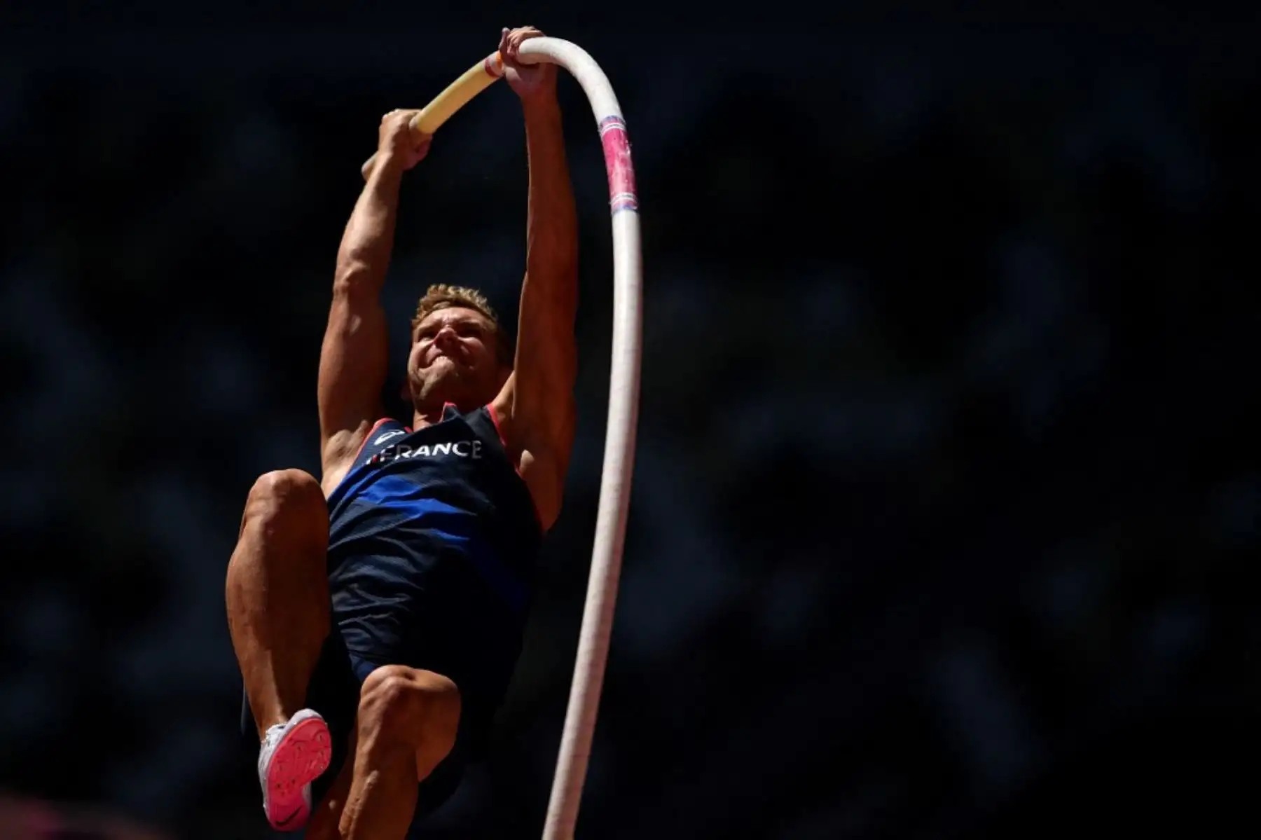El francés Kevin Mayer compite en el salto con pértiga masculino de decatlón durante los Juegos Olímpicos de Tokio 2020 en el Estadio Olímpico de Tokio el 5 de agosto de 2021. Foto: AFP