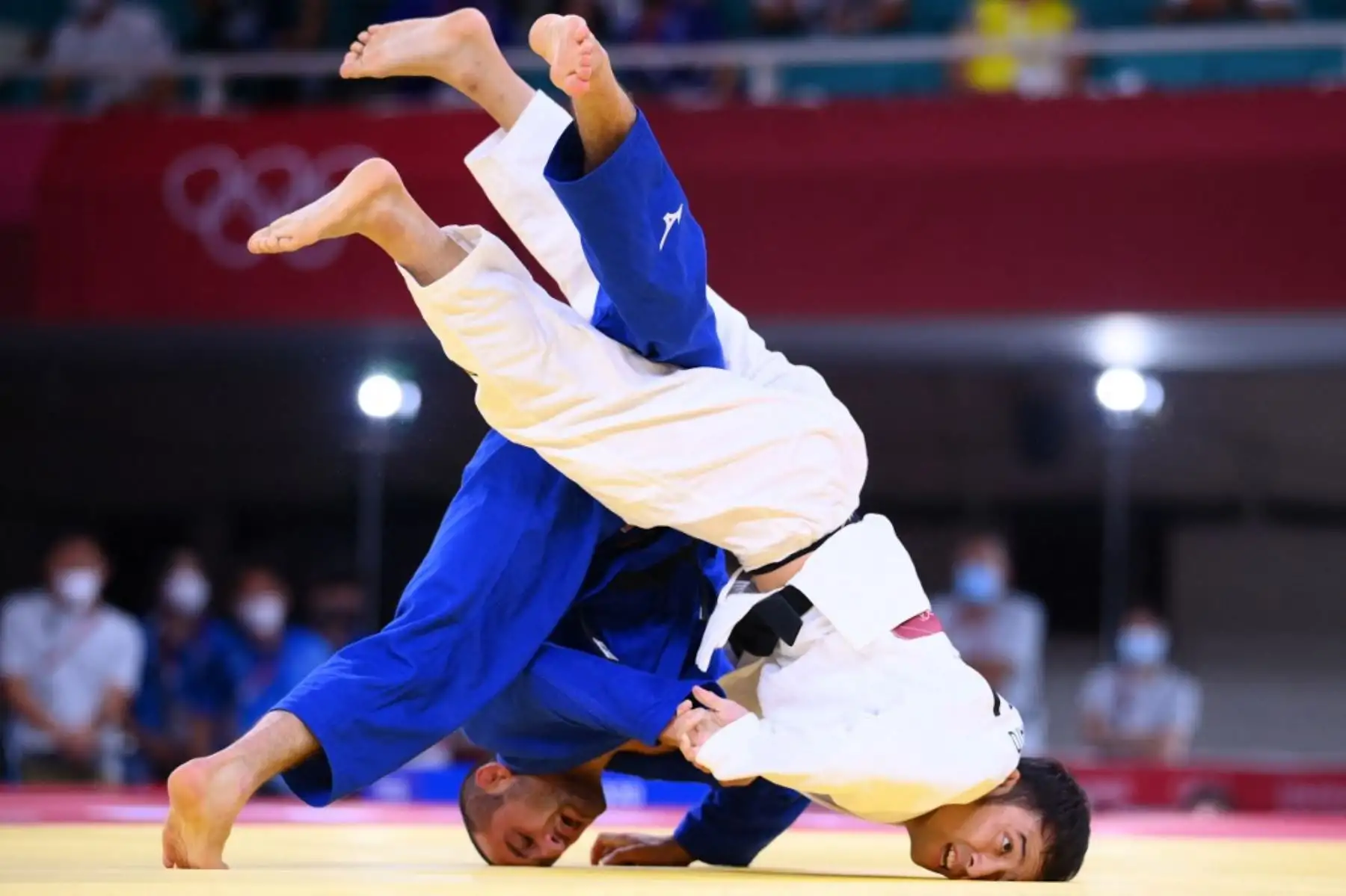 El japonés Naohisa Takato compite con Lukhumi Chkhvimiani durante su combate de cuartos de final de judo masculino de -60 kg durante los Juegos Olímpicos de Tokio 2020. Foto: AFP