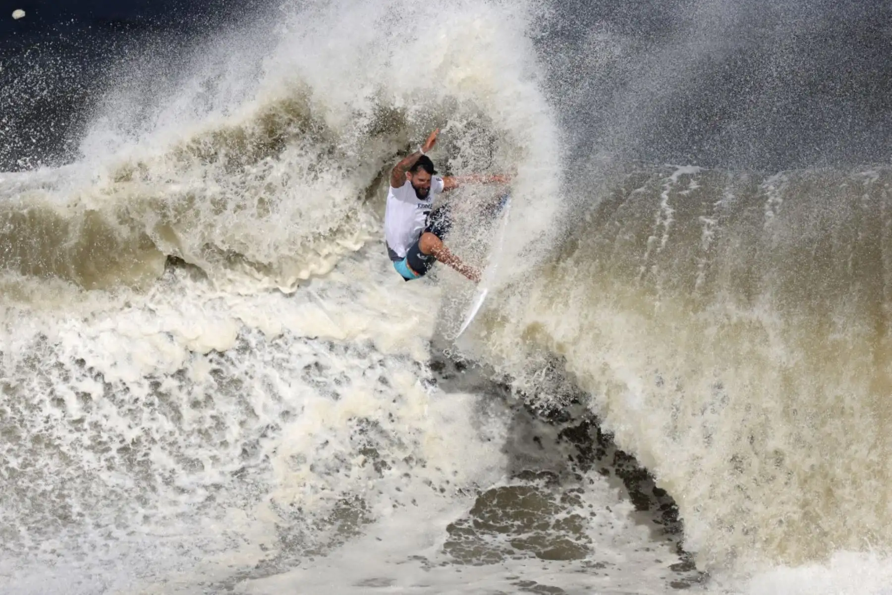 Italo Ferreira de Brasil compite durante la final de la medalla de oro de surf masculino en la playa de surf Tsurigasaki, en Chiba, durante los Juegos Olímpicos de Tokio 2020. Foto: AFP