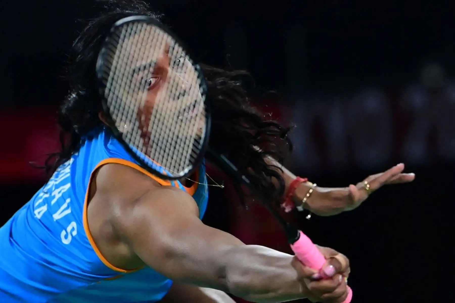 P. V. Sindhu de India dispara al He Bingjiao de China en el partido por la medalla de bronce de bádminton individual femenino durante los Juegos Olímpicos de Tokio 2020. Foto: AFP