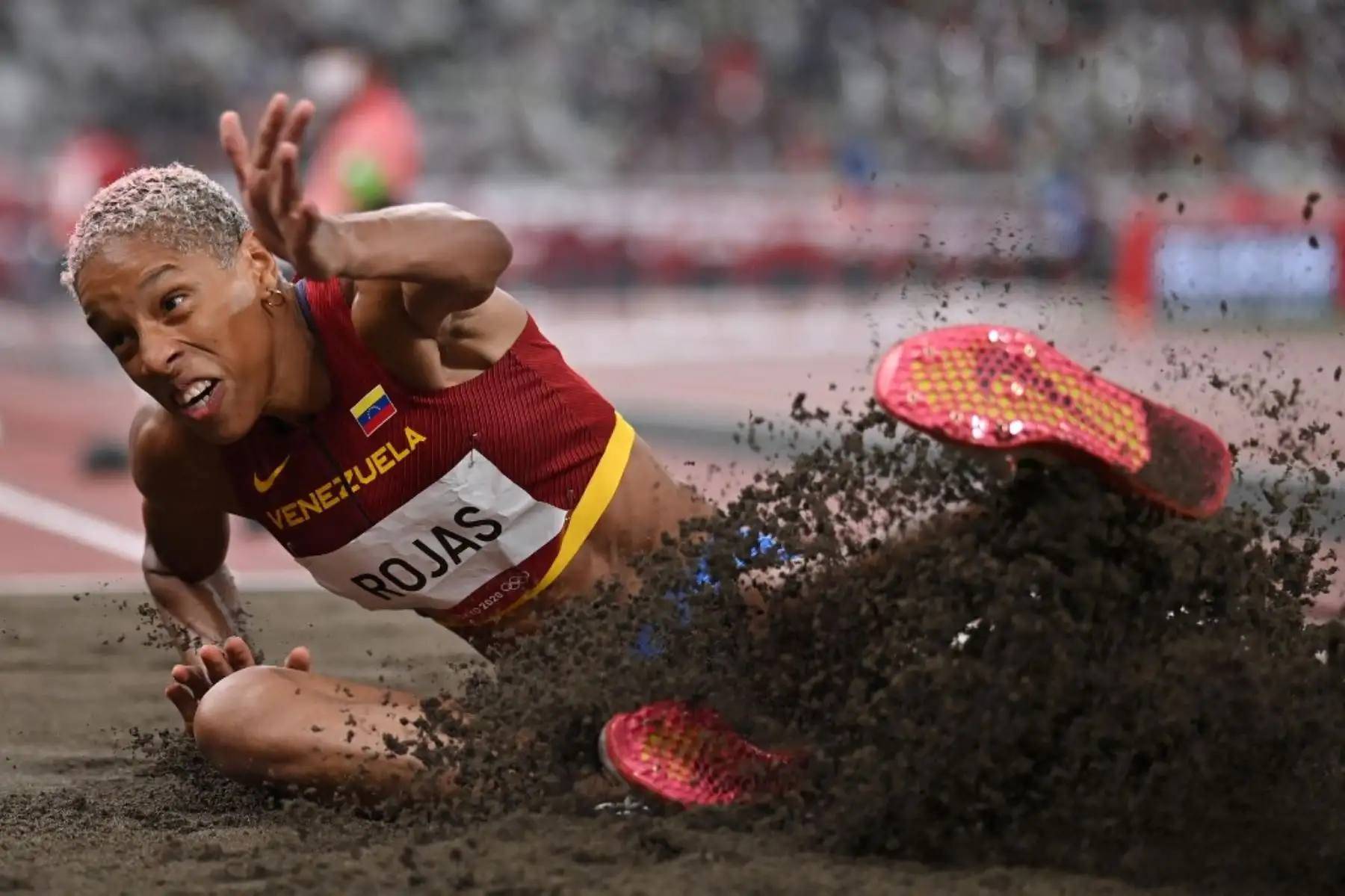 La venezolana Yulimar Rojas compite en la final de salto triple femenino durante los Juegos Olímpicos de Tokio 2020. Foto: AFP