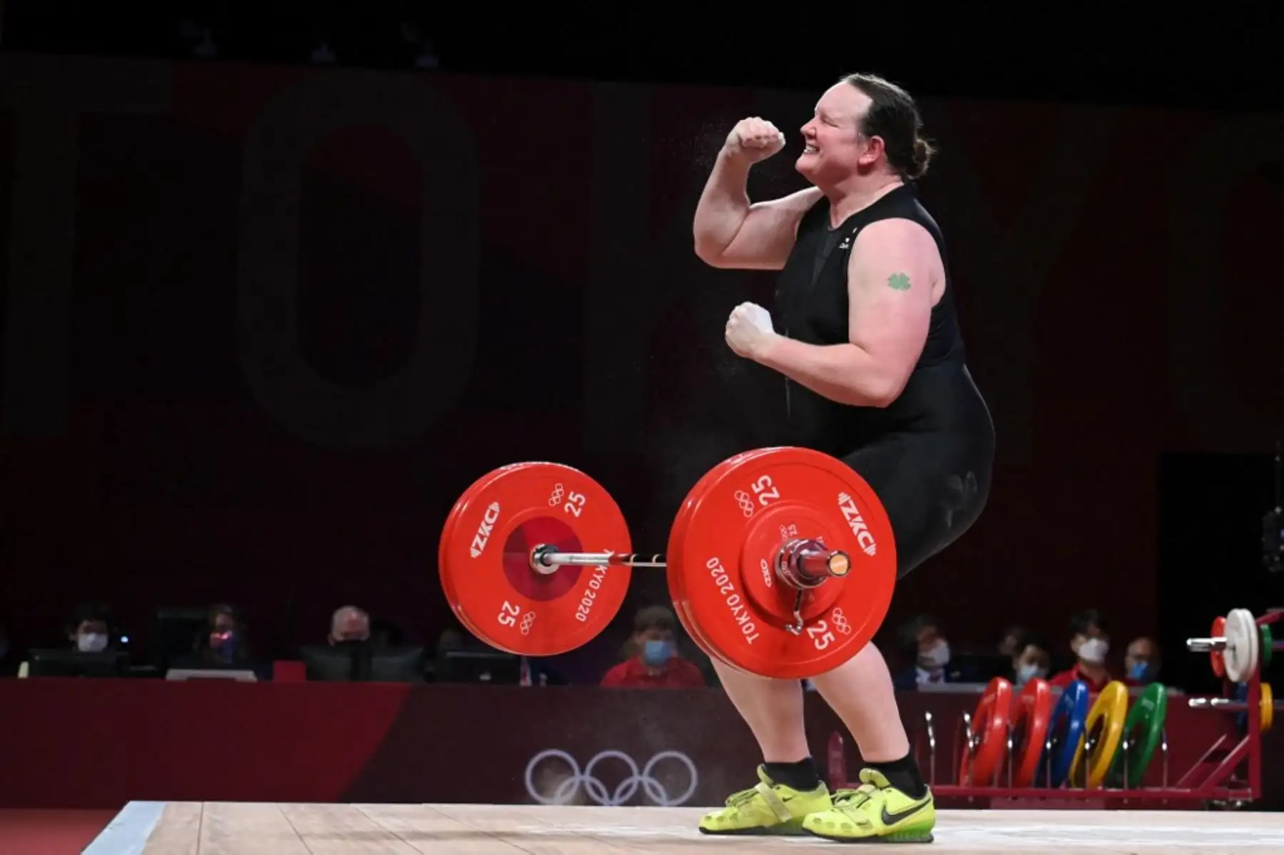 Laurel Hubbard de Nueva Zelanda reacciona en la competencia de halterofilia femenina durante los Juegos Olímpicos de Tokio 2020. Foto: AFP