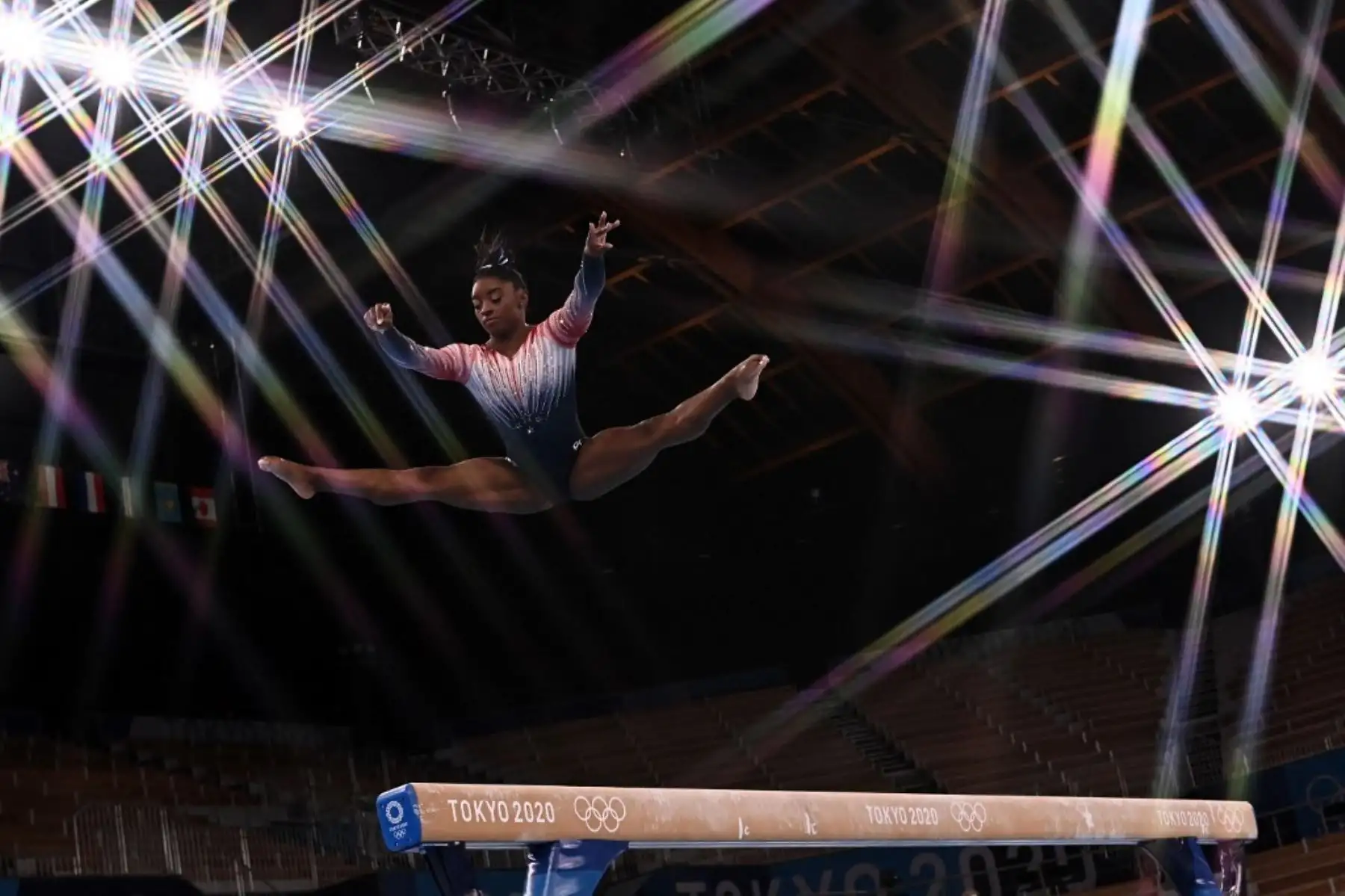 La estadounidense Simone Biles practica antes de la final de la barra de equilibrio femenina de gimnasia artística de los Juegos Olímpicos de Tokio 2020. Foto: AFP