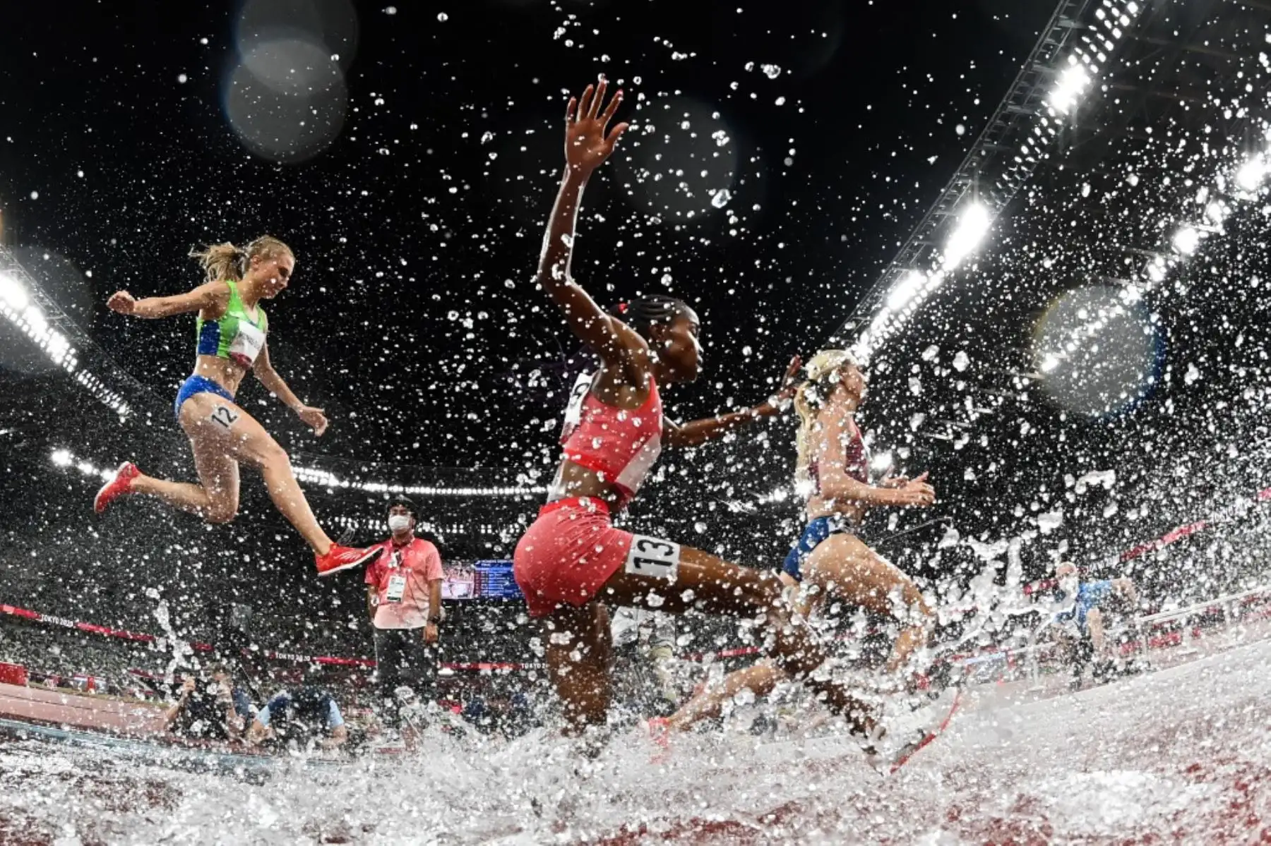 Los atletas compiten en la final femenina de carrera de obstáculos de 3000 metros durante los Juegos Olímpicos de Tokio 2020. Foto: AFP
