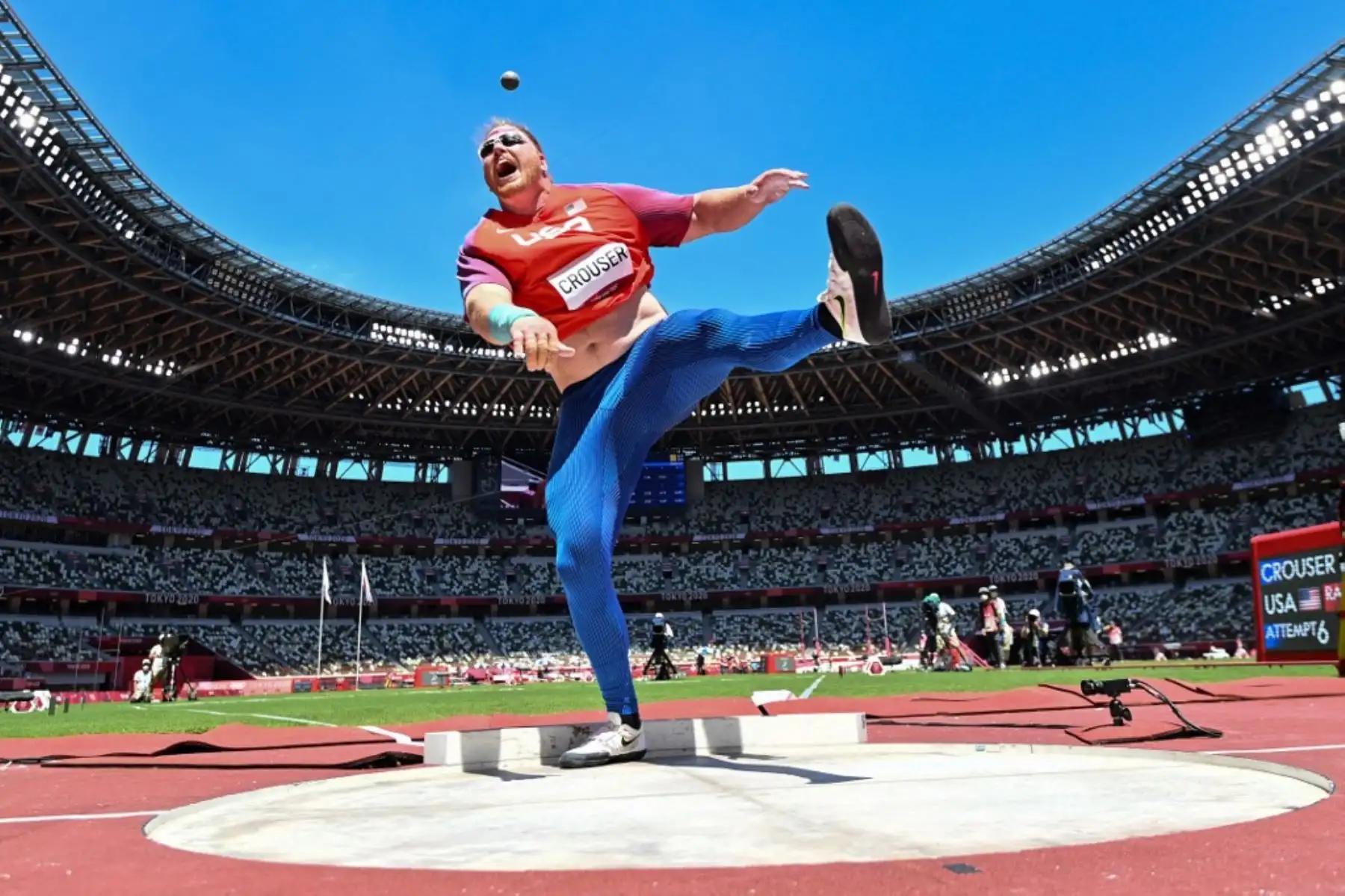 El estadounidense Ryan Crouser compite en la final de lanzamiento de peso masculino. Foto: AFP