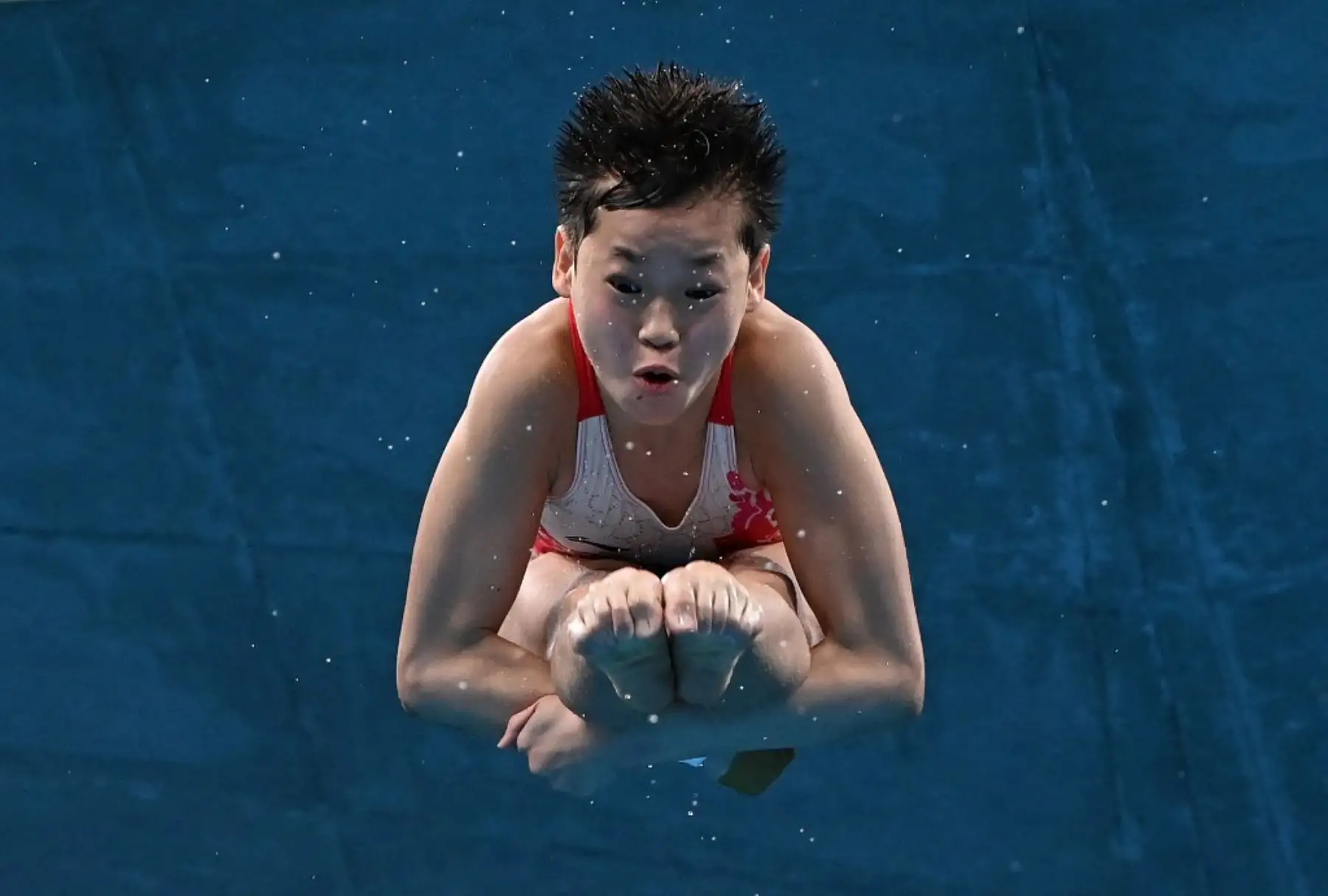 Quan Hongchan de China compite en el evento final de clavados durante los Juegos Olímpicos de Tokio 2020. Foto: AFP