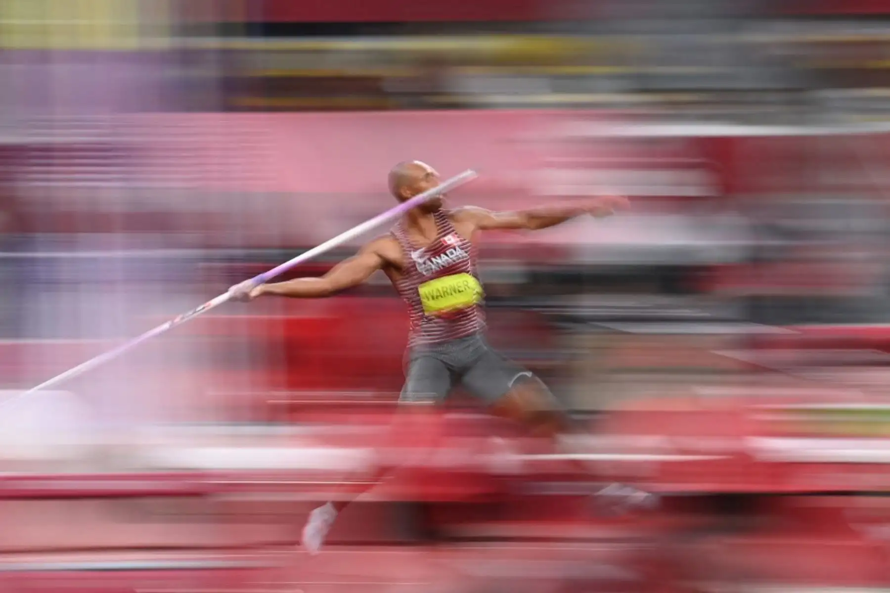 El canadiense Damian Warner compite en el lanzamiento de jabalina de decatlón masculino durante los Juegos Olímpicos de Tokio 2020. Foto: AFP