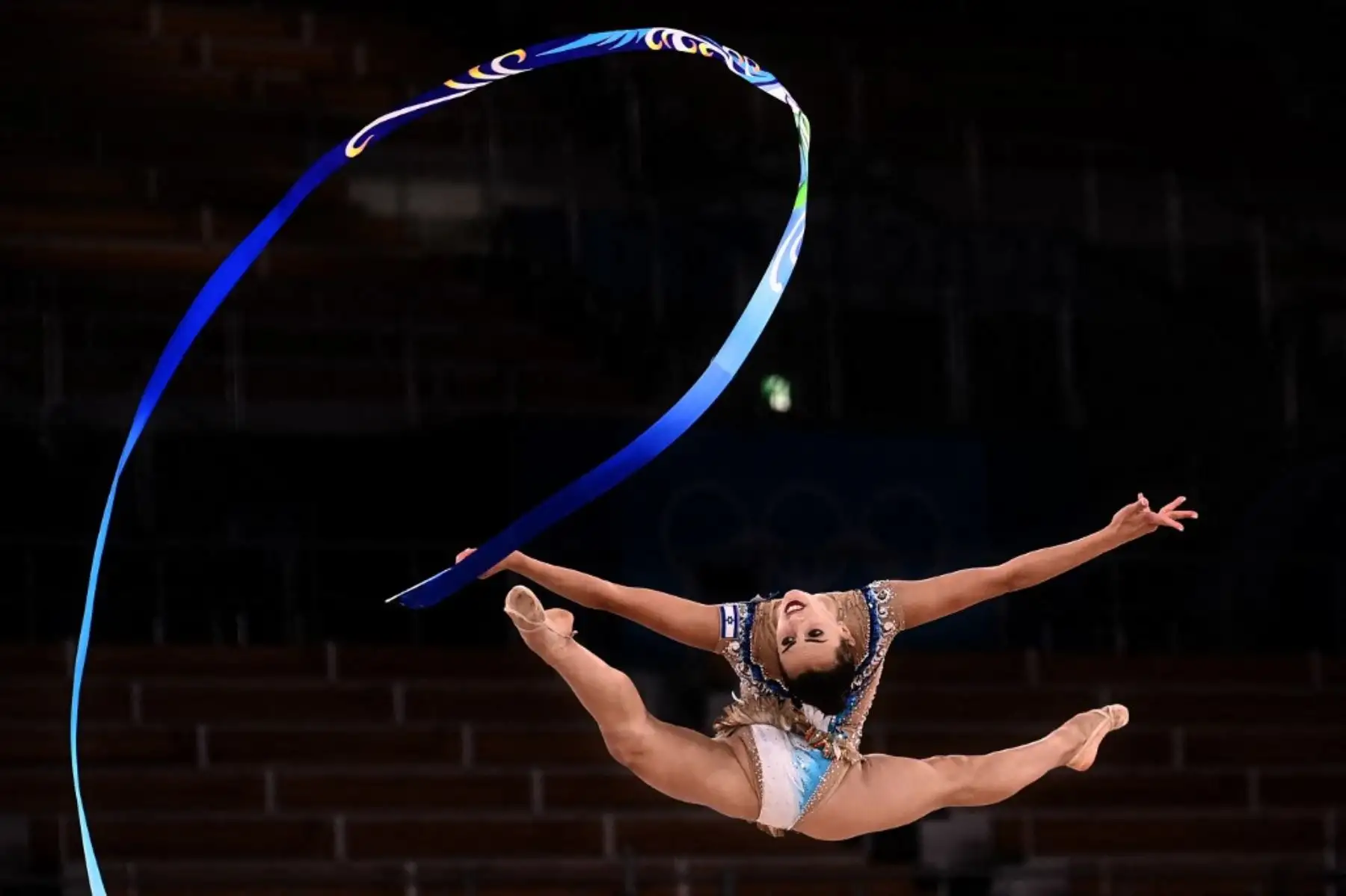 Linoy Ashram de Israel compite en la final general individual del evento de Gimnasia Rítmica. Foto: AFP