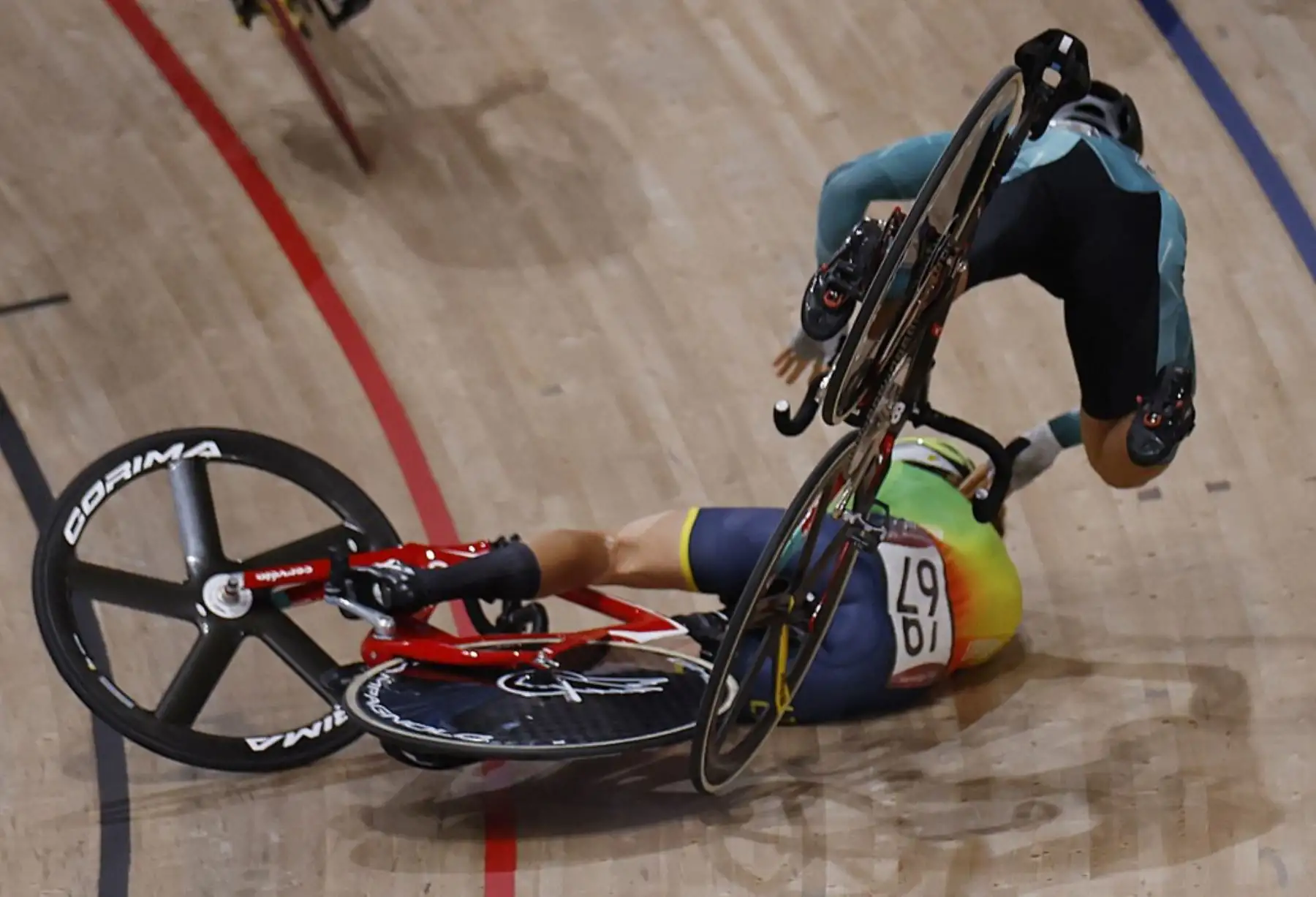 Pang Yao de Hong Kong se estrella contra Olivija Baleisyte de Lituania durante la carrera de scratch omnium de ciclismo. Foto: AFP