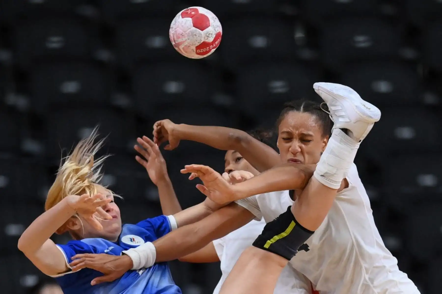 La lateral izquierda rusa Vladlena Bobrovnikova es desafiada por la pivote de Francia Beatrice Edwige durante el último partido de balonmano femenino. Foto: AFP