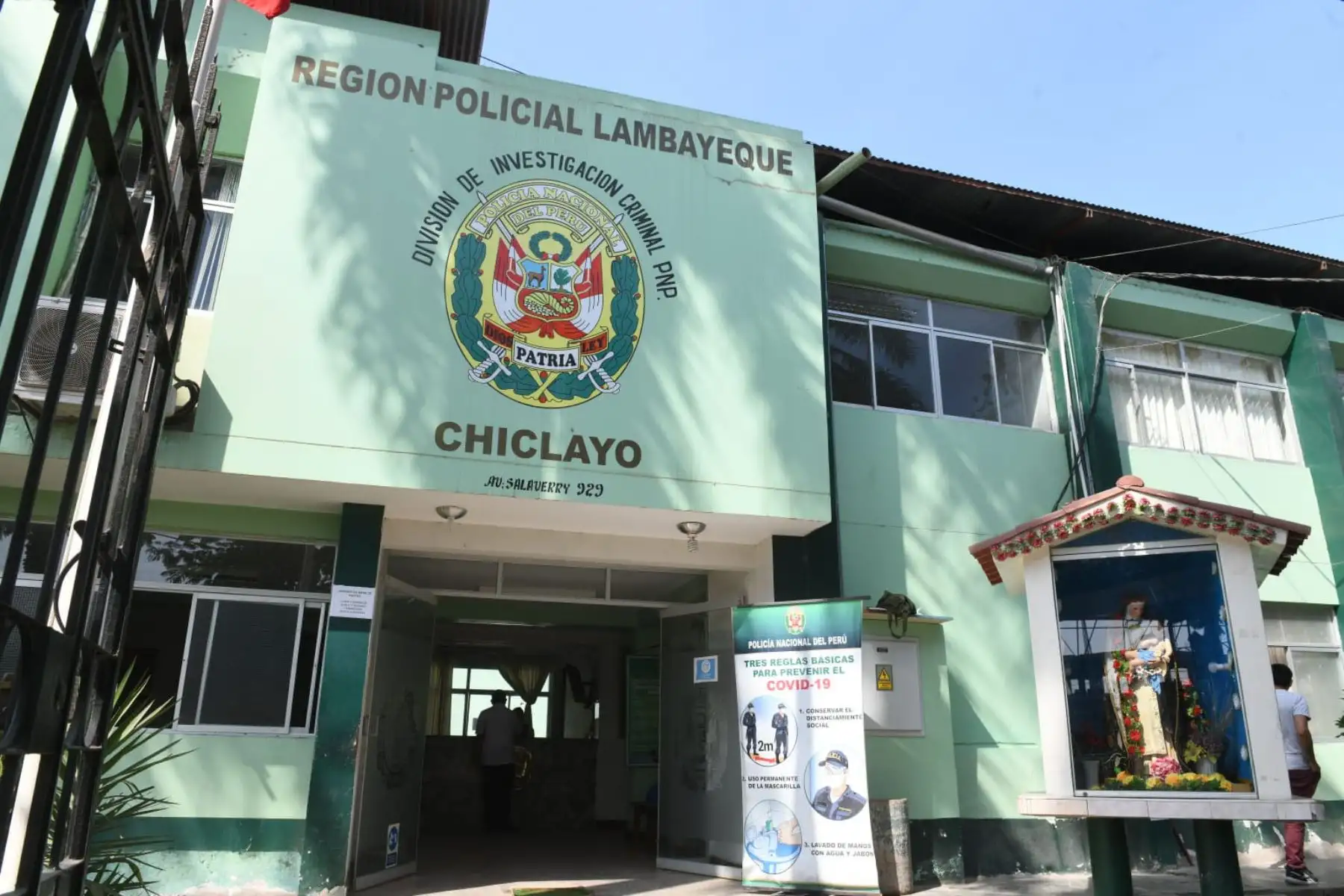 El ministro del Interior, Juan Carrasco  visita la sede de la DIVINCRI de Chiclayo, donde agradece a todo el personal de esta dependencia por el apoyo que recibió durante su gestión como fiscal.
Foto: Mininter