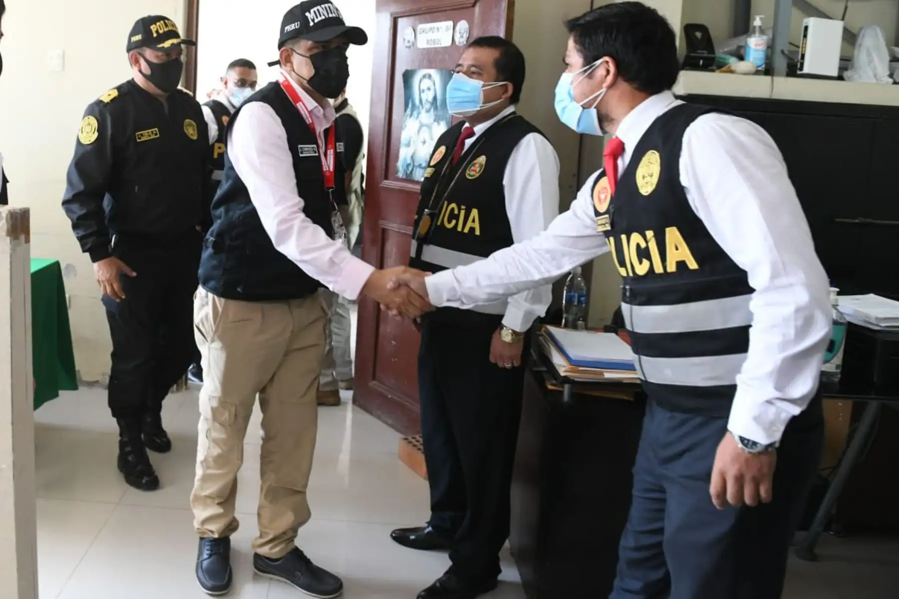 El ministro del Interior, Juan Carrasco  visita la sede de la DIVINCRI de Chiclayo, donde agradece a todo el personal de esta dependencia por el apoyo que recibió durante su gestión como fiscal.
Foto: Mininter