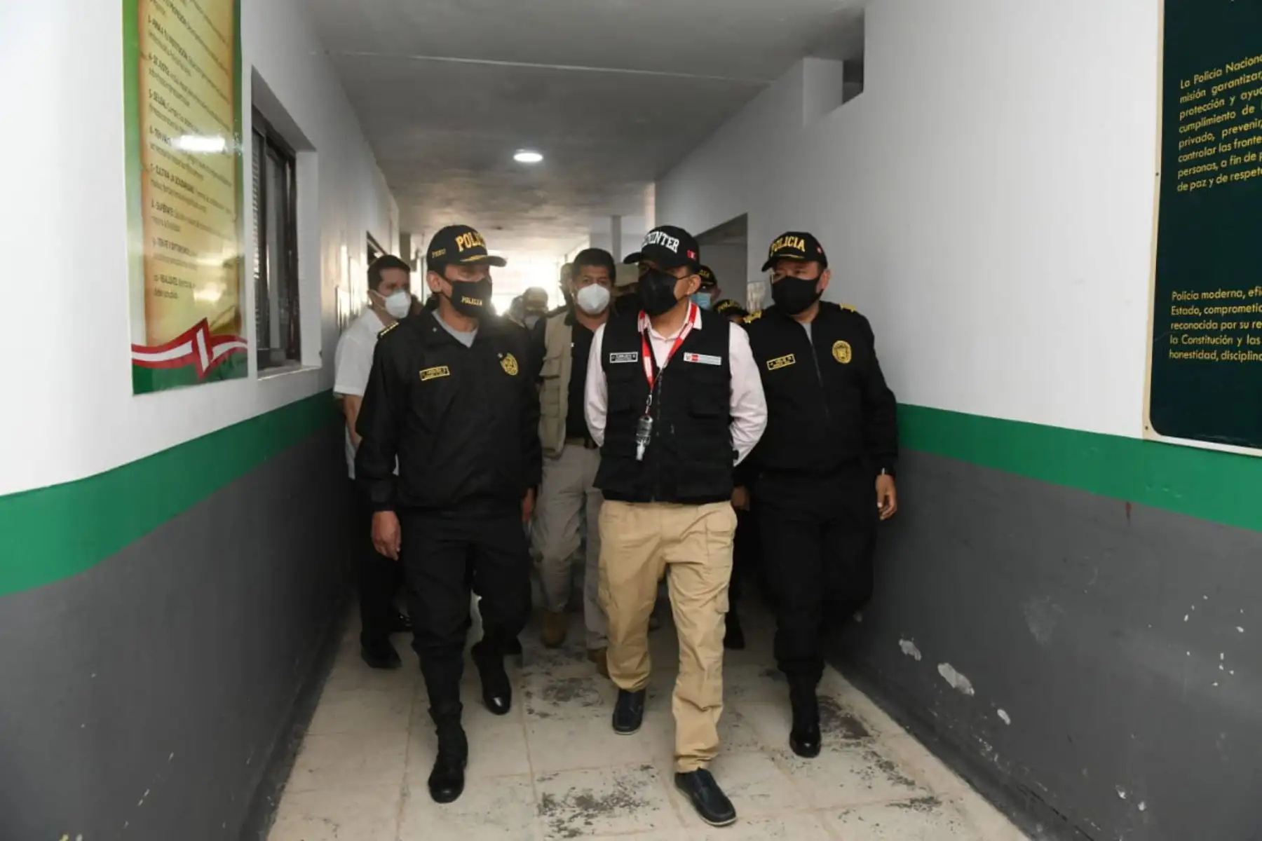 Ministro del Interior, Juan Carrasco Millones, recorre el Hospital Regional Policial de Chiclayo para verificar sus instalaciones y conocer de cerca el trabajo de la Sanidad de la Policía.
Foto: Mininter