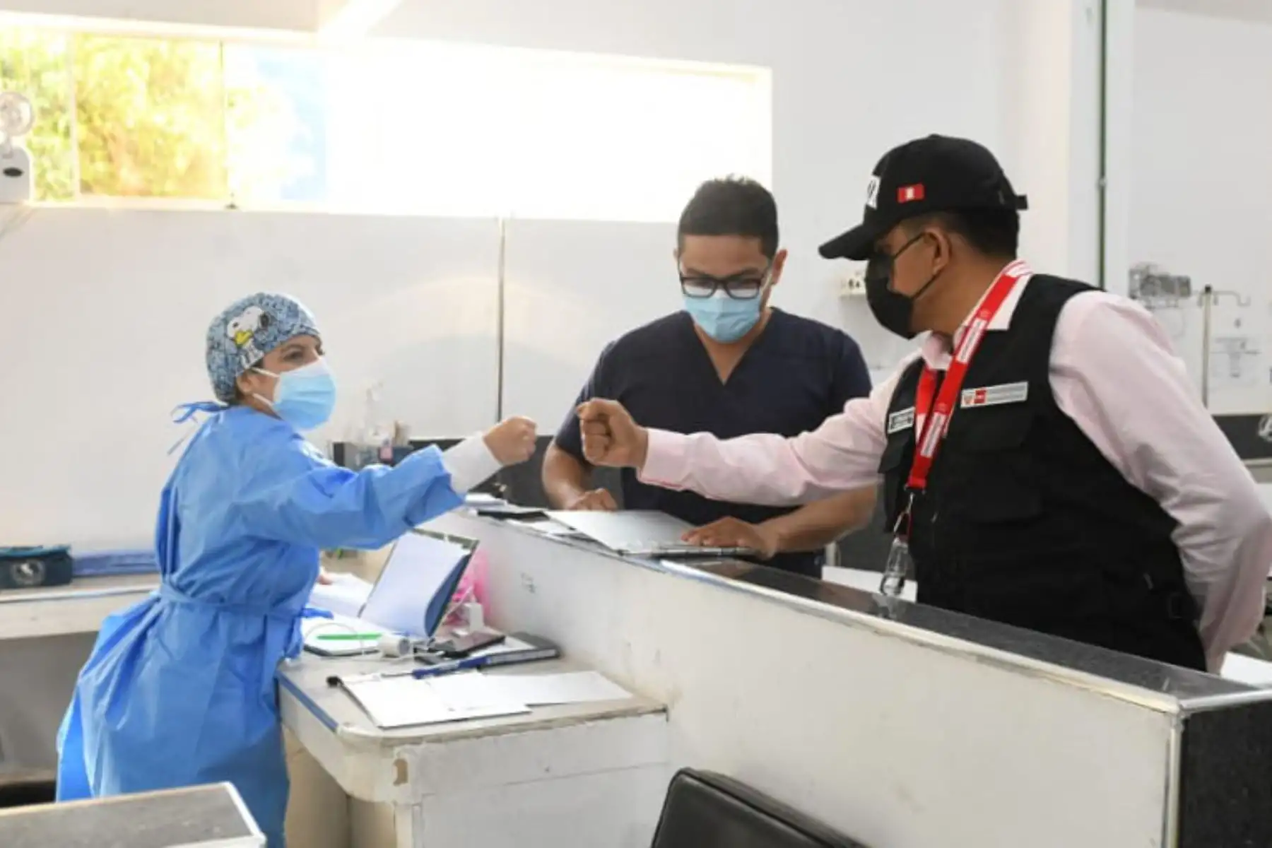 Ministro del Interior, Juan Carrasco Millones, recorre el Hospital Regional Policial de Chiclayo para verificar sus instalaciones y conocer de cerca el trabajo de la Sanidad de la Policía.
Foto: Mininter