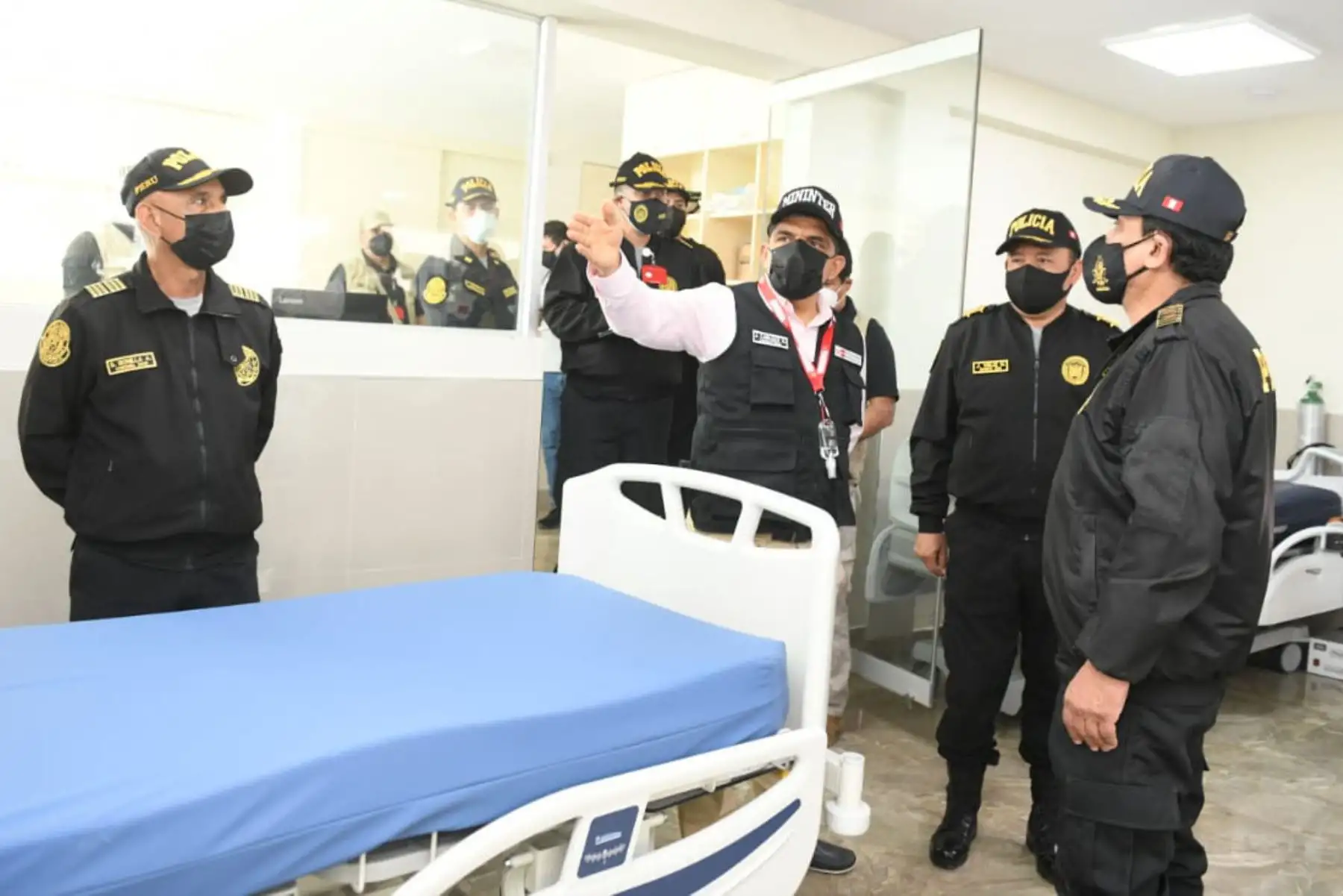 Ministro del Interior, Juan Carrasco Millones, recorre el Hospital Regional Policial de Chiclayo para verificar sus instalaciones y conocer de cerca el trabajo de la Sanidad de la Policía.
Foto: Mininter