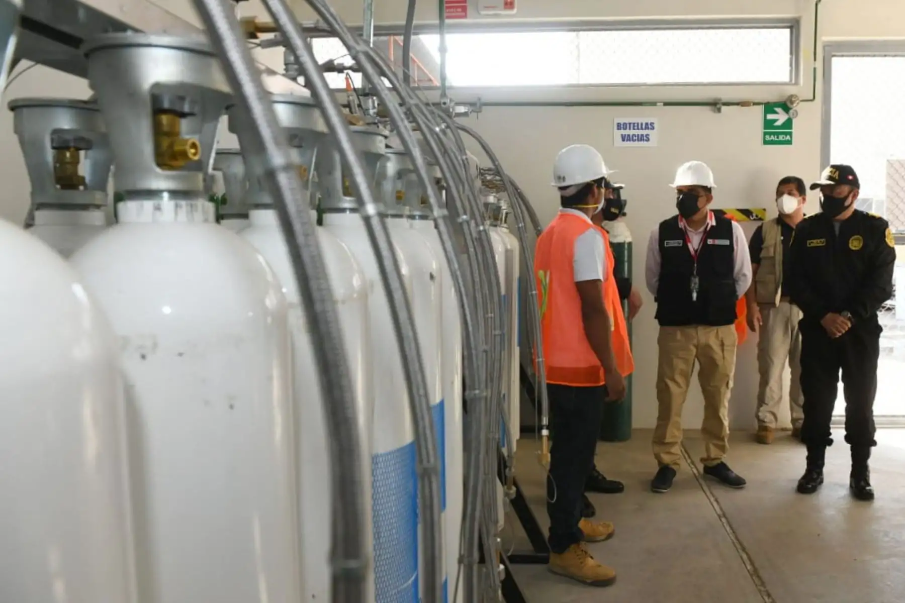 El ministro del Interior, Juan Carrasco inspecciona la sala de UCI, de Rayos X, planta de oxígeno y nuevas áreas del Hospital Regional PNP de Chiclayo, construidas para hacer frente a la pandemia.
Foto: Mininter