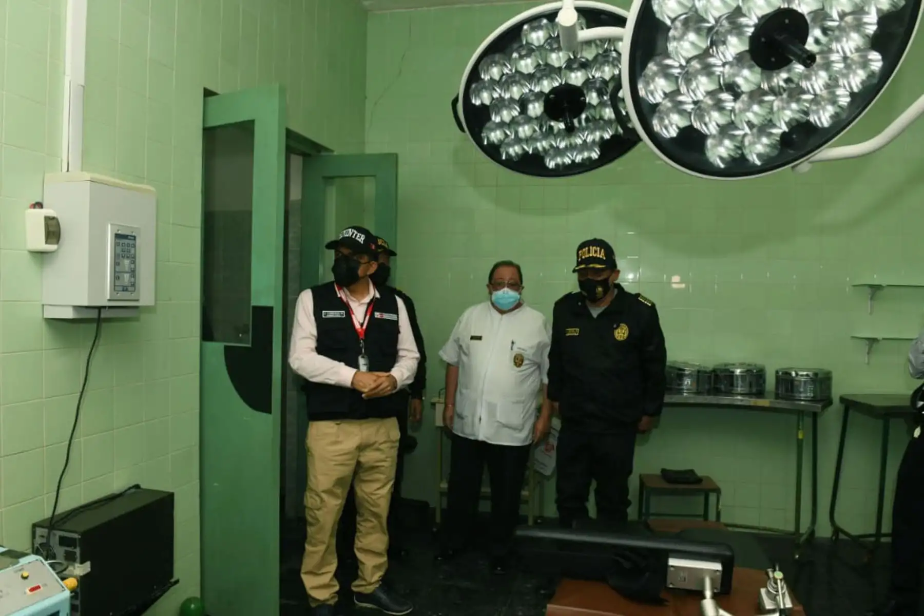 El ministro del Interior, Juan Carrasco inspecciona la sala de UCI, de Rayos X, planta de oxígeno y nuevas áreas del Hospital Regional PNP de Chiclayo, construidas para hacer frente a la pandemia.
Foto: Mininter
