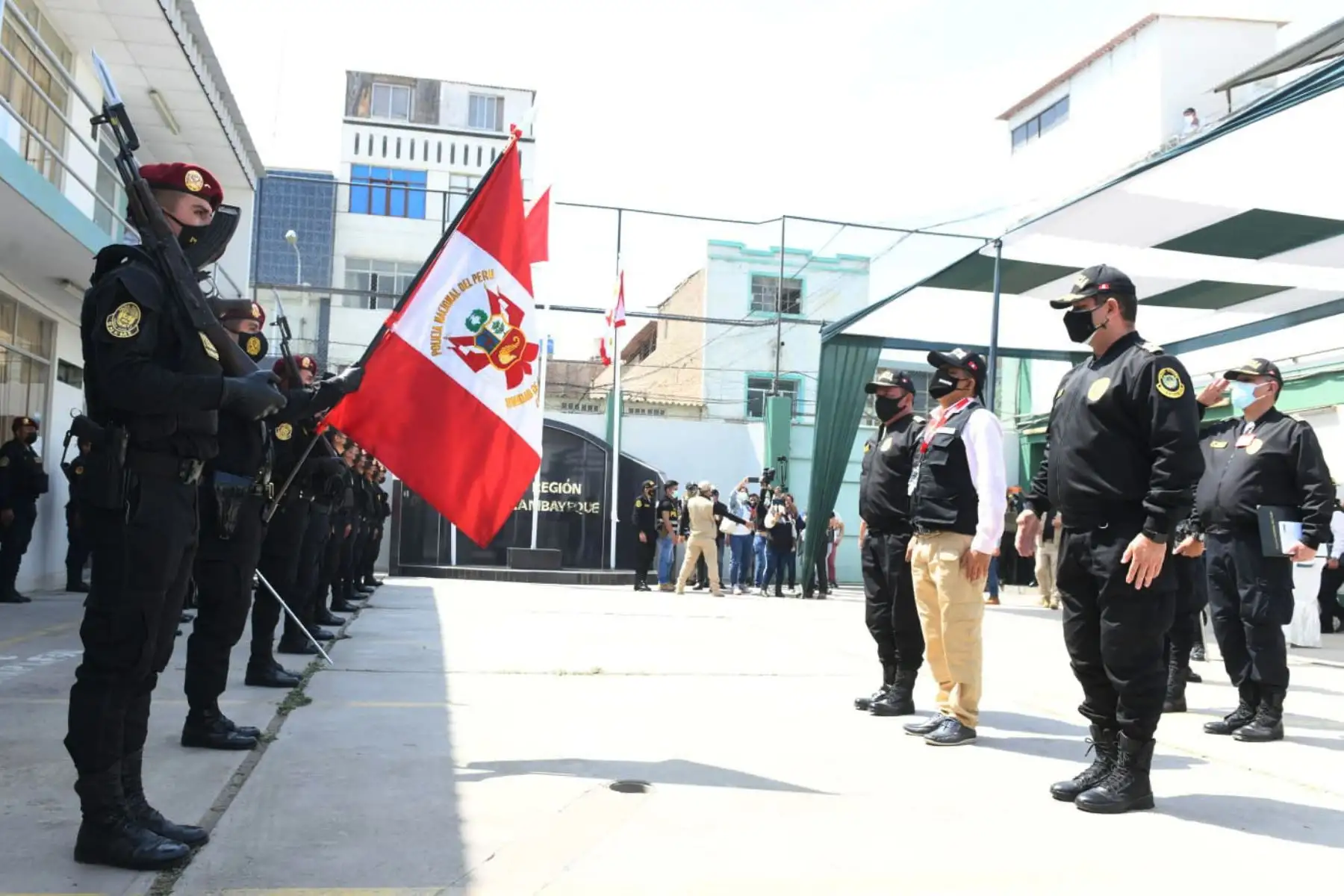 En la sede de la II Macro Región Lambayeque, se realiza la ceremonia de presentación de armas incautadas por la Sucamec, así como la donación de materiales relacionados a explosivos a la Policía Nacional, con la presencia del ministro del interior, Juan Carrasco.
Foto: Mininter
.