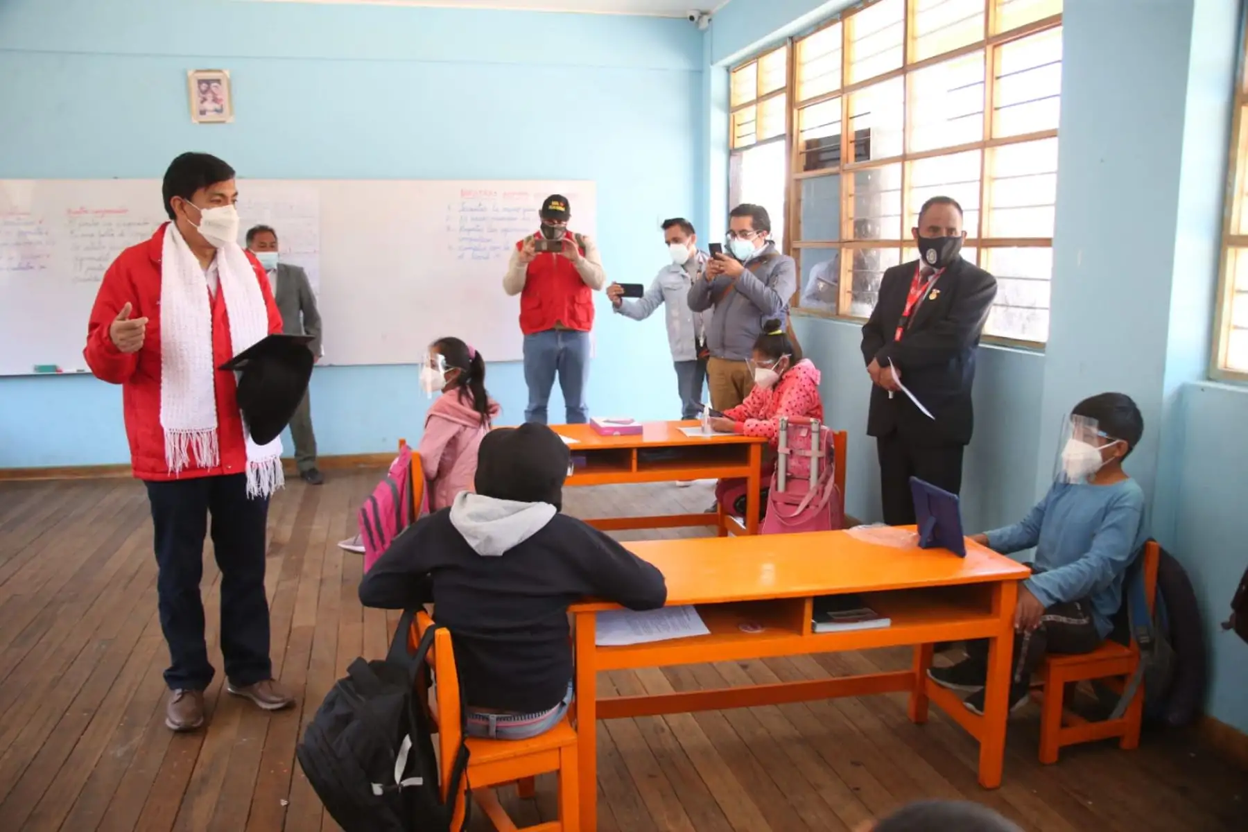 El ministro de Educación, Juan Cadillo, supervisó retorno a las aulas en instituciones educativas del distrito de Vinchos. Foto: ANDINA/Difusión