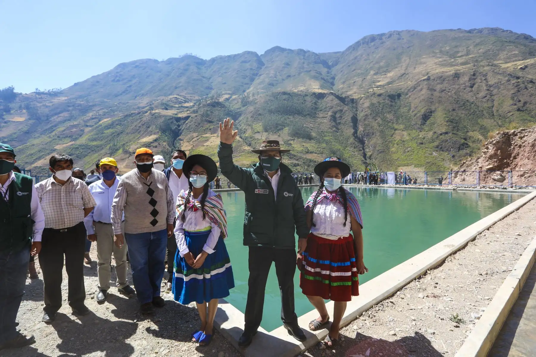 El ministro de Desarrollo Agrario y Riego, Víctor Maita, junto al viceministro José Muro, entregaron obra mejorada del sistema de riego para 140 beneficiarios dedicados a la agricultura en el distrito de Pacucha, provincia de Andahuaylas, Apurímac. Foto: MIDAGRI